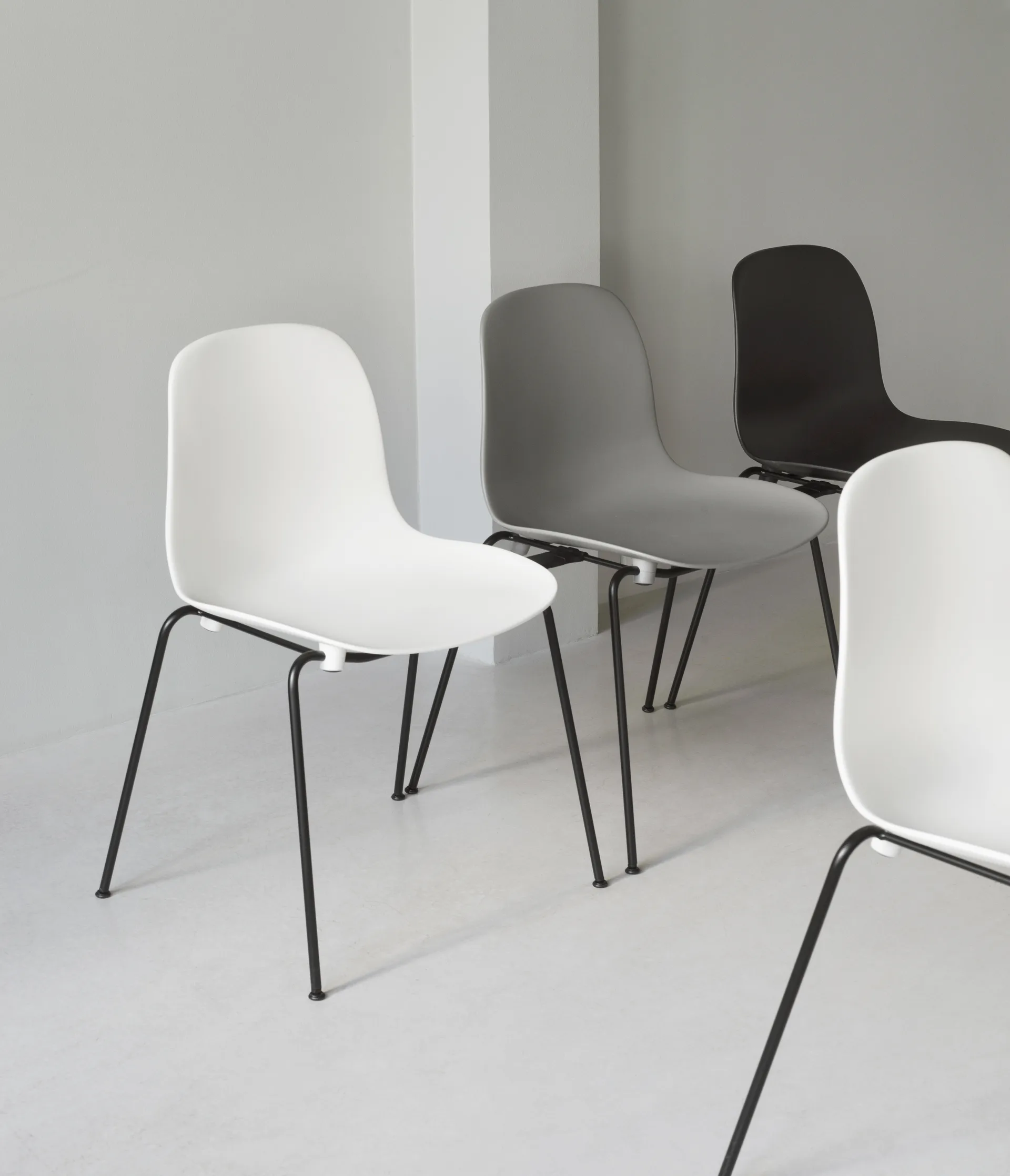 Form 스태커블 체어 black legs 2개 세트, White Normann Copenhagen | 노만코펜하겐