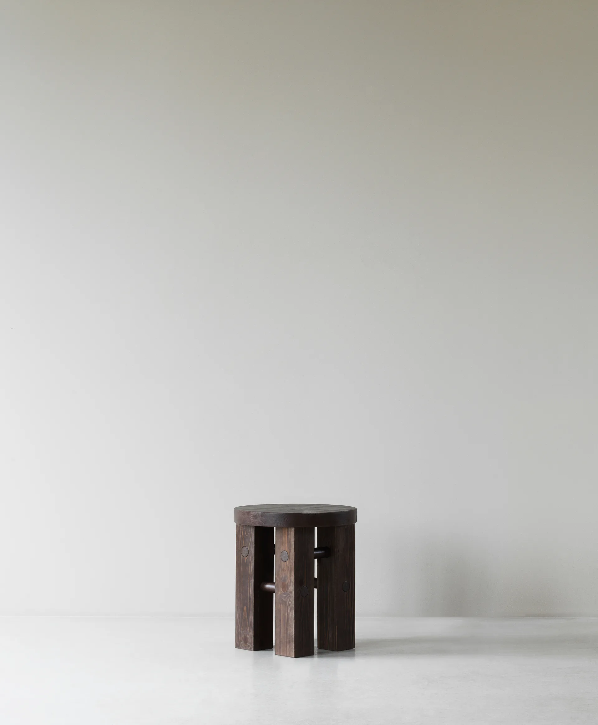 Fyr 스툴 45 cm, Dark brown Normann Copenhagen | 노만코펜하겐