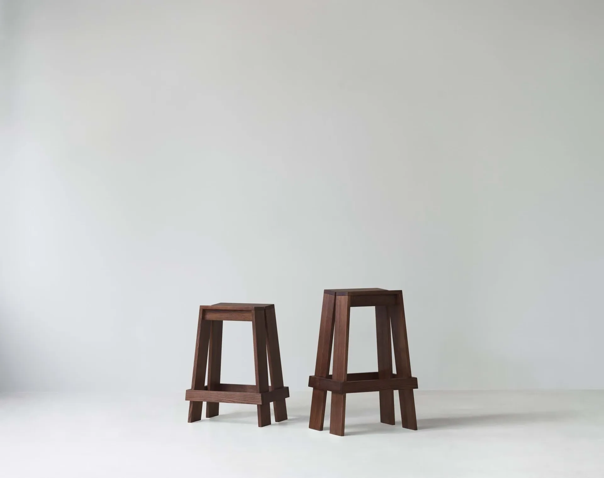 Let 렛 바 스툴 65 cm, Brown Stained Ash Normann Copenhagen | 노만코펜하겐
