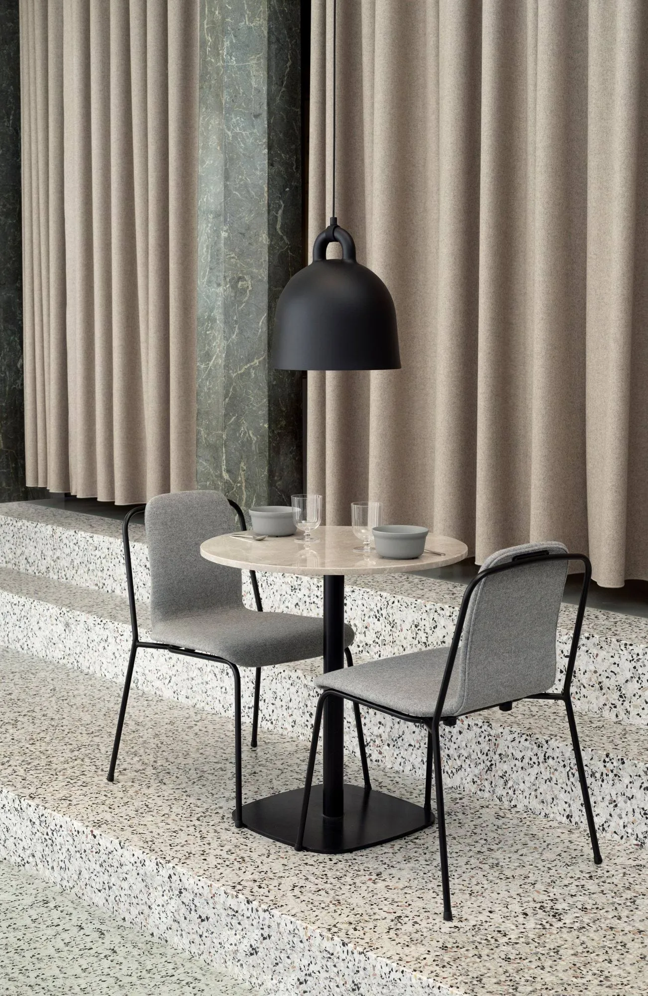 벨 펜던트 조명 블랙, Medium Ø42 cm Normann Copenhagen | 노만코펜하겐