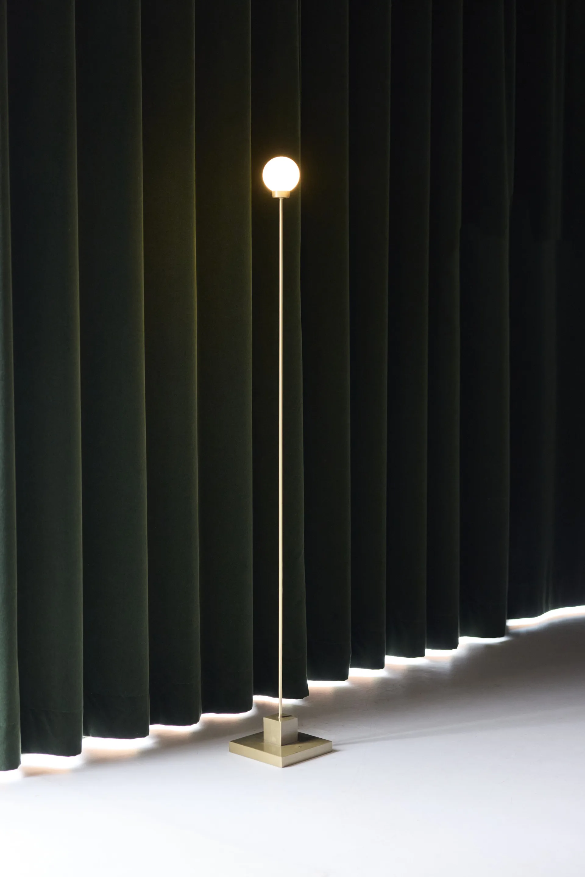 스노우볼 무선 플로어 조명 122 cm, Brass Northern | 노던