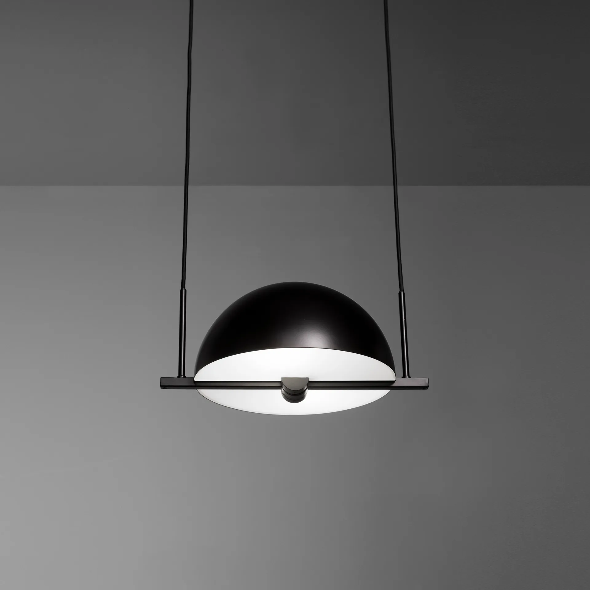Trapeze 펜던트 조명 Ø28.1 cm, Black Oblure | 오블러