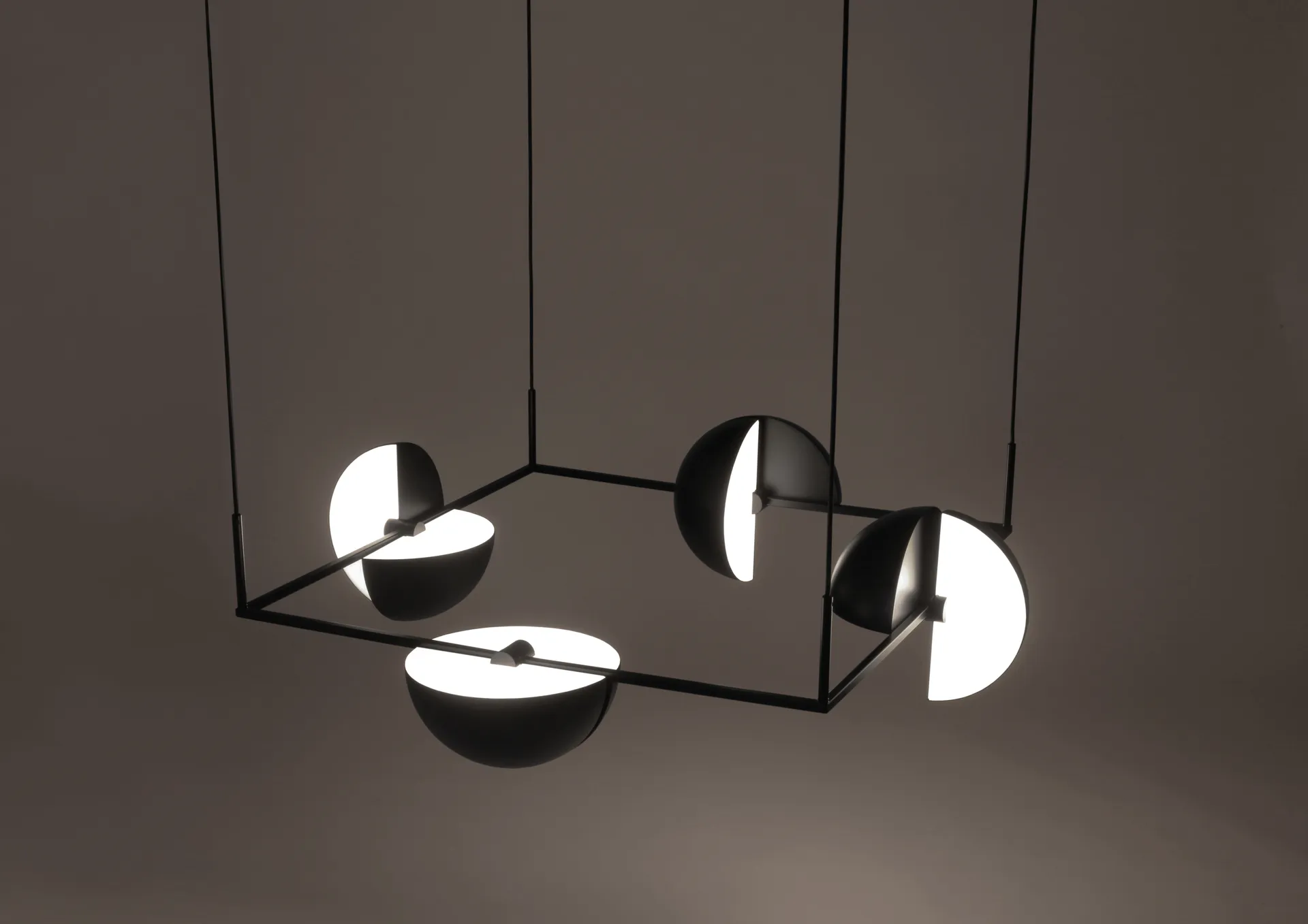Trapeze quartet 펜던트 113.5x113.5 cm, Black Oblure | 오블러