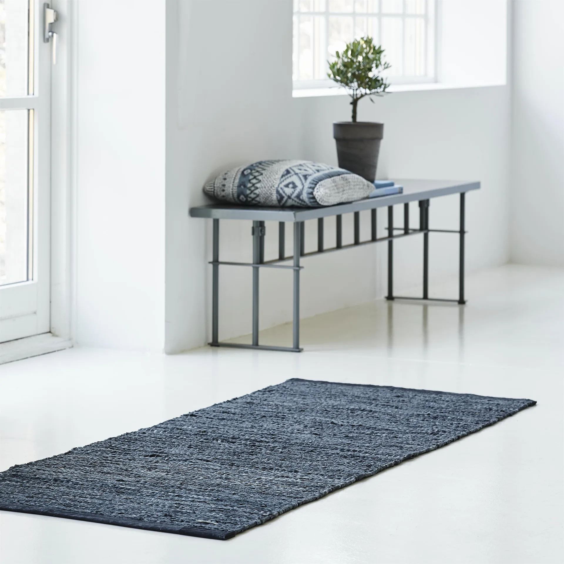 레더 러그 75x300 cm, dark grey (dark grey) Rug Solid | 러그솔리드