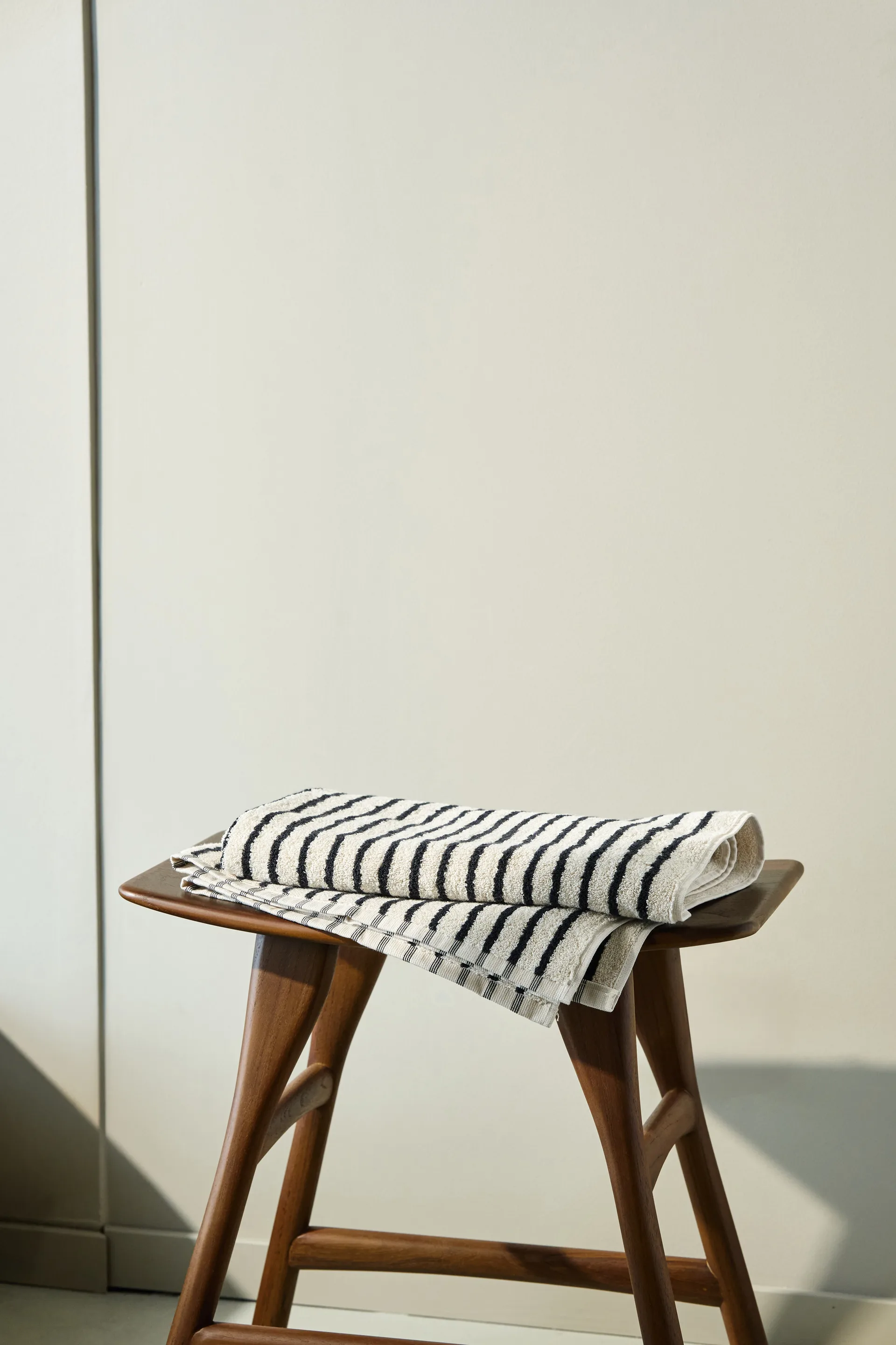 드리프트 바스 타월 70x140 cm, White-black Scandi Living | 스칸디리빙