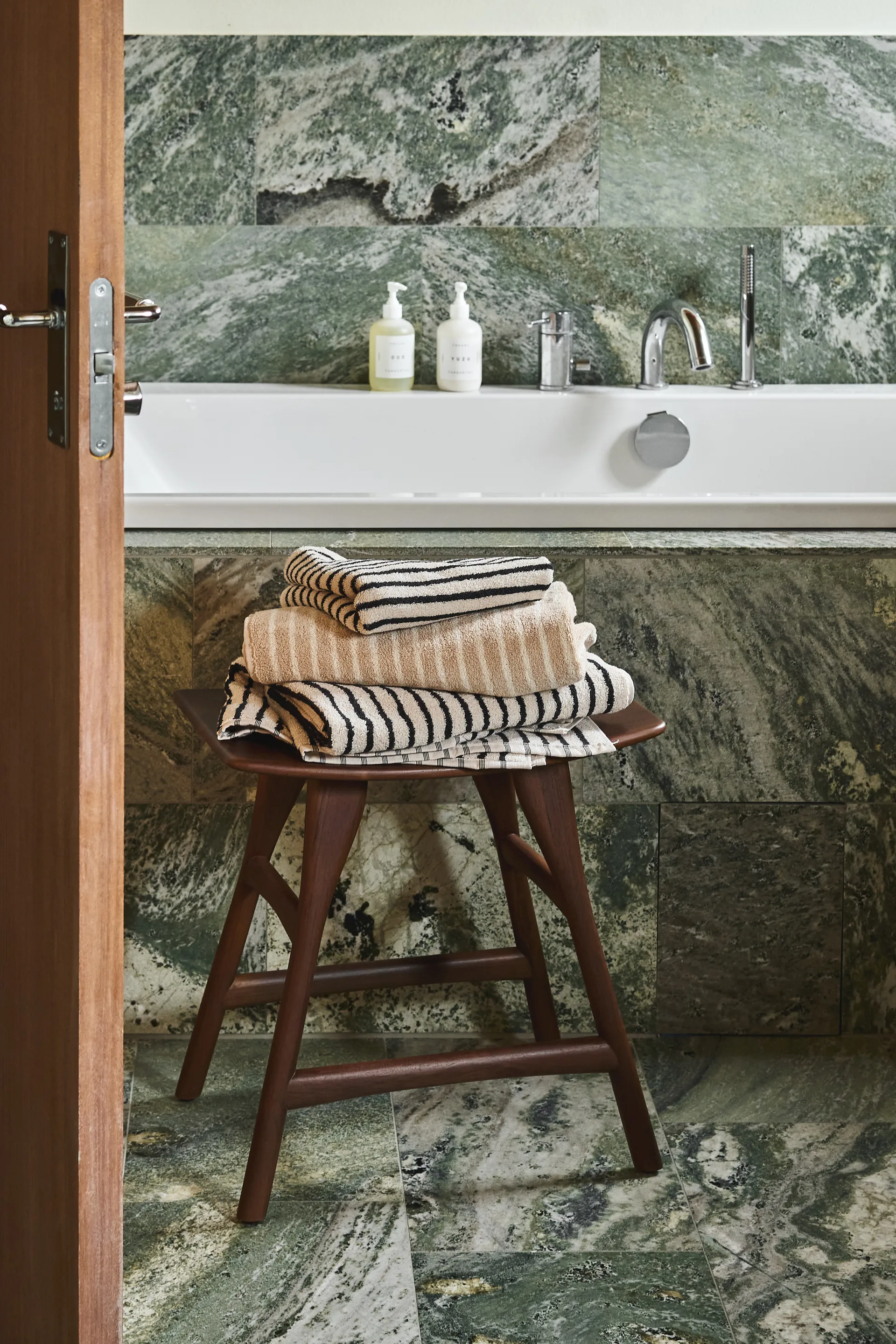 드리프트 바스 타월 70x140 cm, White-black Scandi Living | 스칸디리빙