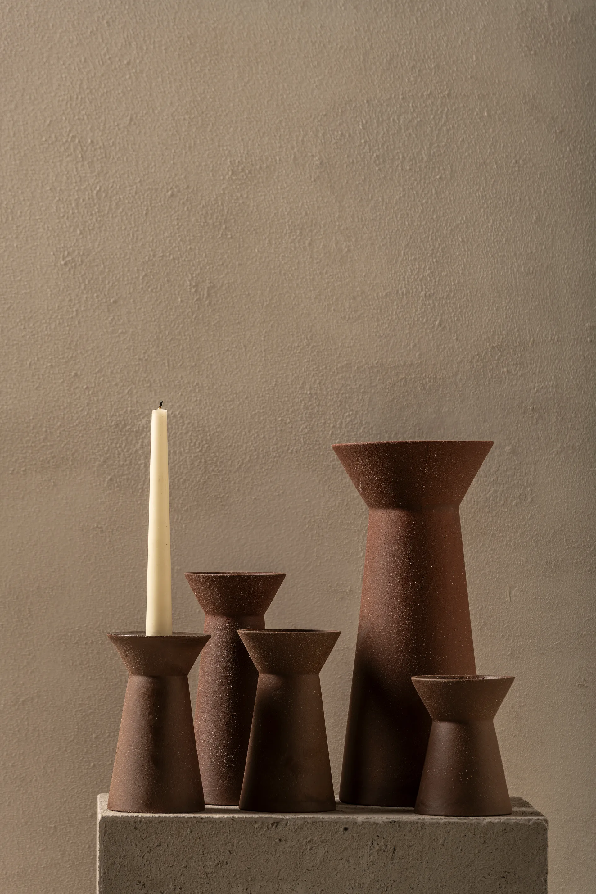 Urban 02 화병 L 34,4 cm, Red-brown Serax | 세락스