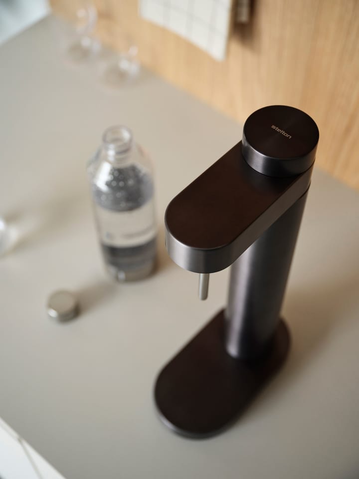 브루스 카보네이터, Black metallic Stelton | 스텔톤