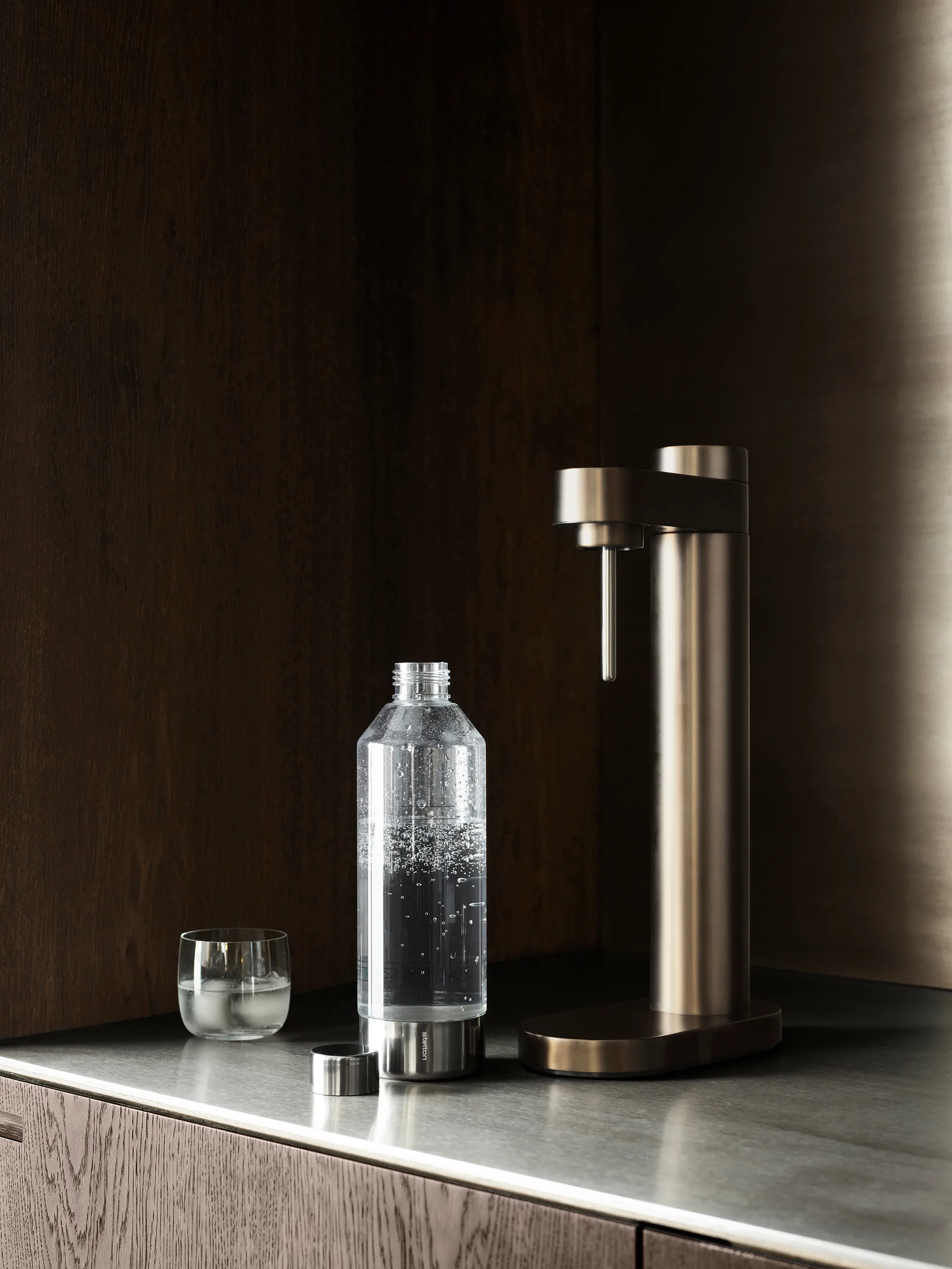 브루스 카보네이터, Dark brown metallic Stelton | 스텔톤
