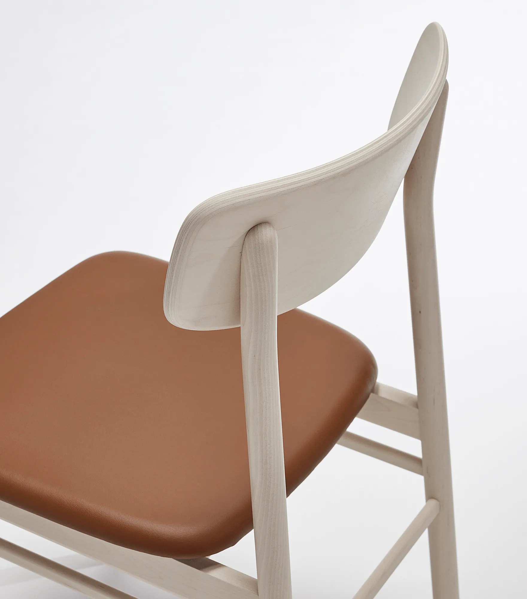 Prima Vista 체어 화이트-오일드 버치, Leather Elmosoft 43807 cognac Stolab | 스톨랩
