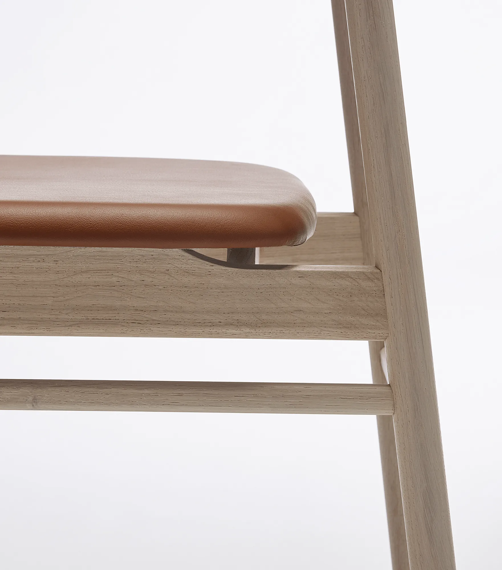 Prima Vista 체어 화이트-오일드 오크, Leather Elmosoft 43807 cognac Stolab | 스톨랩