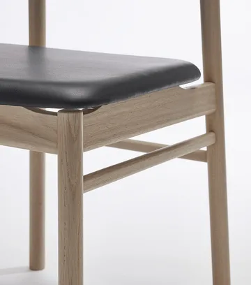 Prima Vista 체어 화이트-오일드 오크 - Leather Elmosoft 99001 black - Stolab | 스톨랩