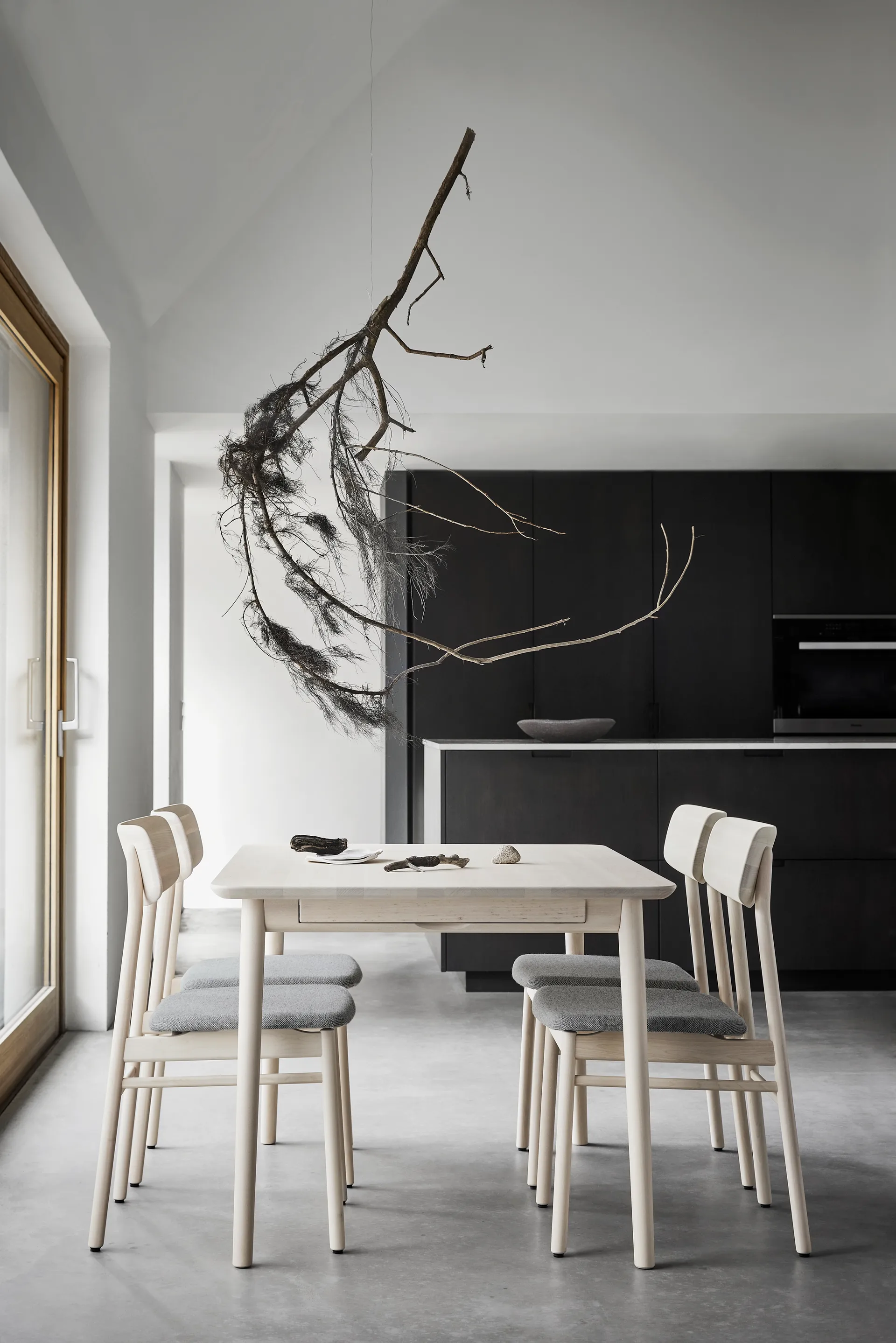 Prima Vista 체어 화이트-오일드 버치, Leather elmotique 43807 cognac Stolab | 스톨랩