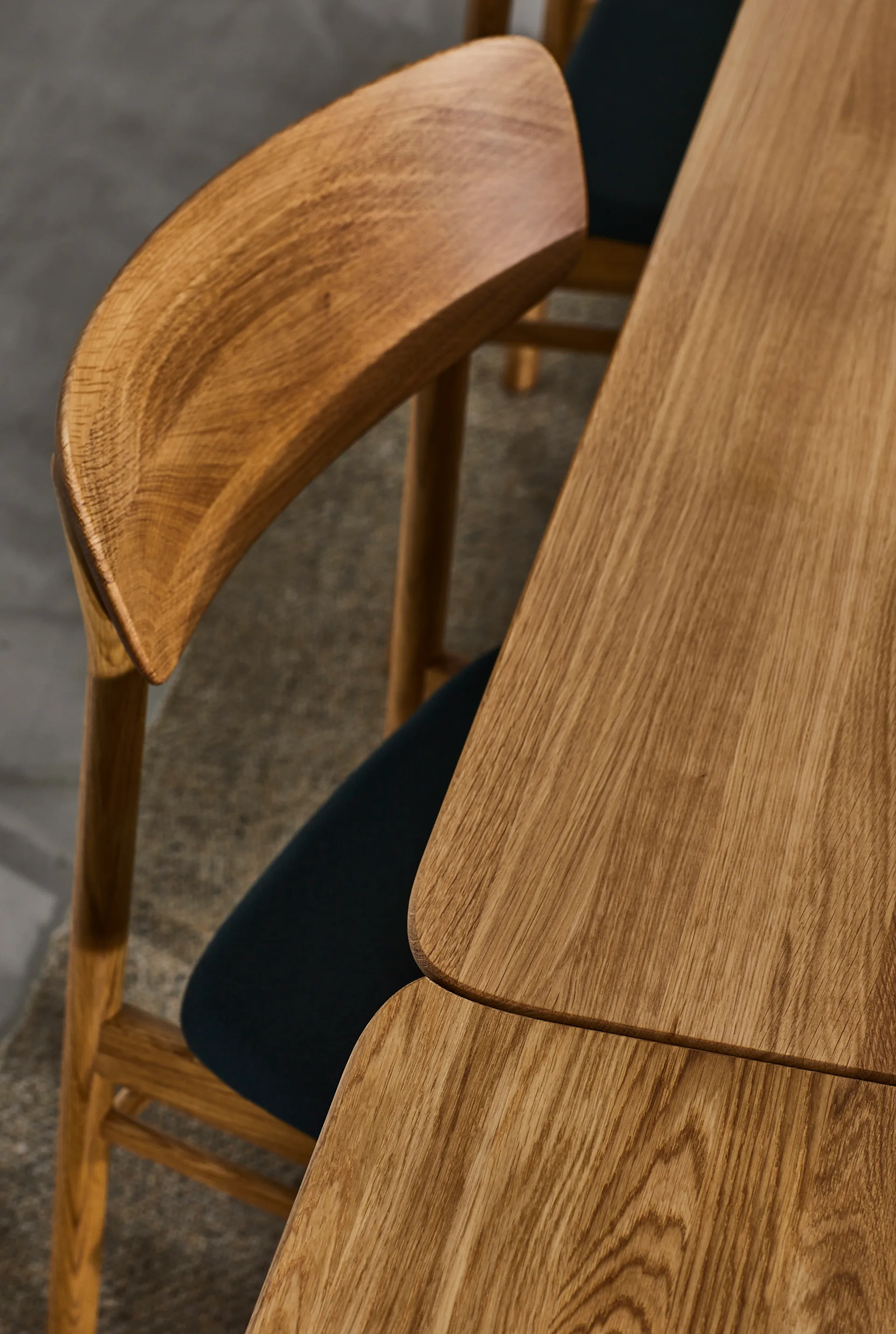 Prima Vista 체어 오일드 오크, Leather elmotique 99001 black Stolab | 스톨랩