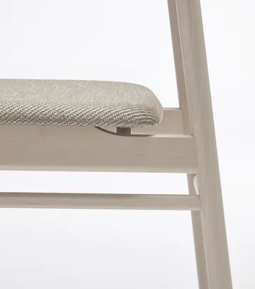 Prima Vista 체어 화이트-오일드 버치 - Textile Atto Driftwood V3576/01 grey - Stolab | 스톨랩