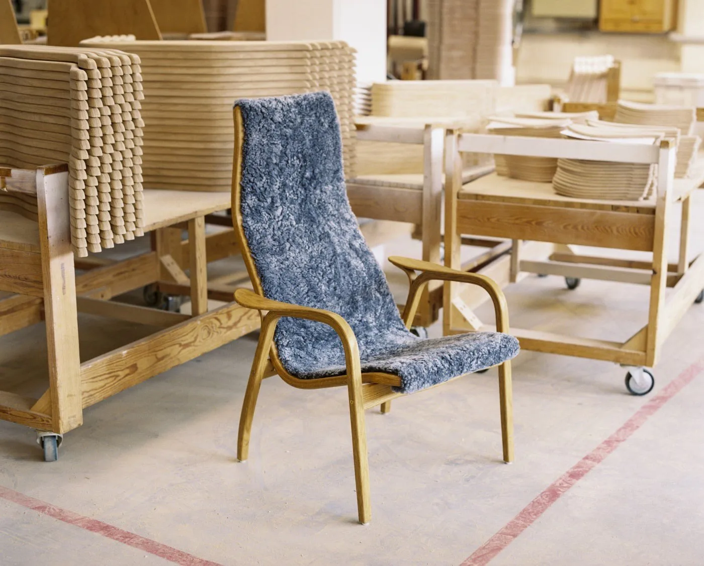 라미노 암체어 래커드 비치/양피, 문라이트-베이지 Swedese | 스웨데제