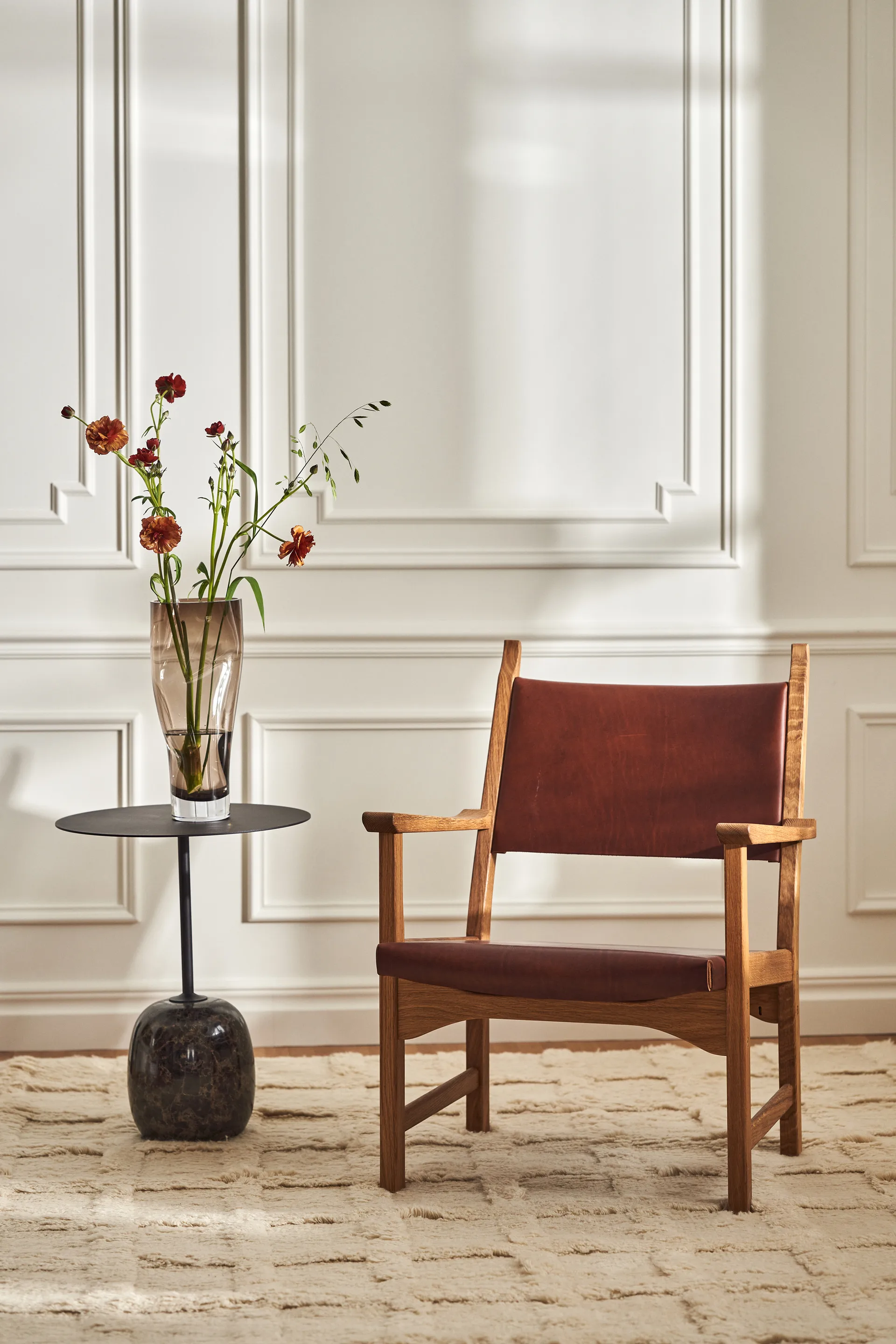 카링고 암체어, 오일드 오크-레드 브라운 가죽 Swedese | 스웨데제