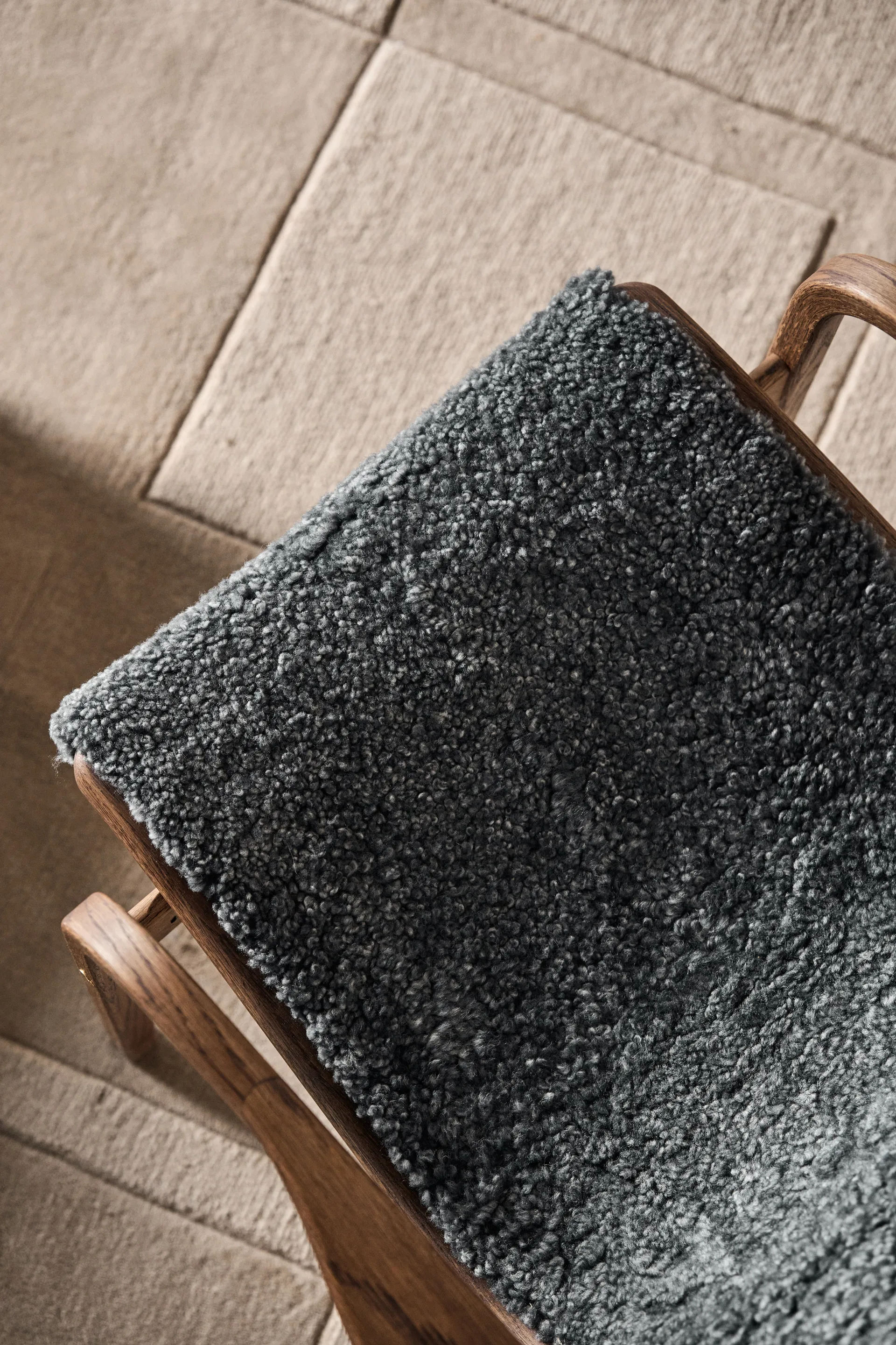 라미노 암체어 & 오토만 오크/양피 스페셜 에디션, 루비오 모노코트 초콜릿-차콜 Swedese | 스웨데제