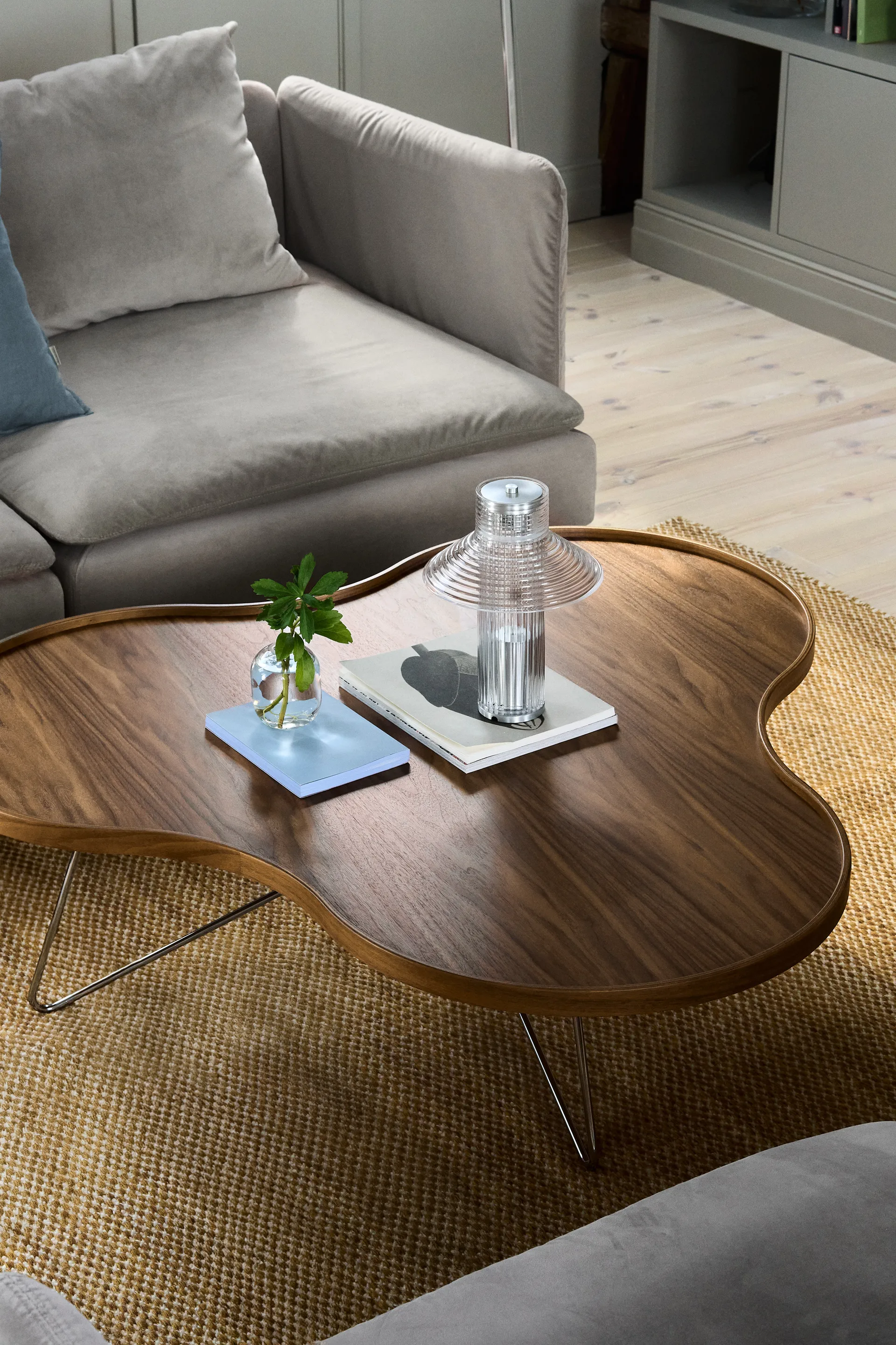 플라워 모노 테이블 스페셜 에디션 107x114 cm, H39 cm-lacquered walnut-chromed steel Swedese | 스웨데제