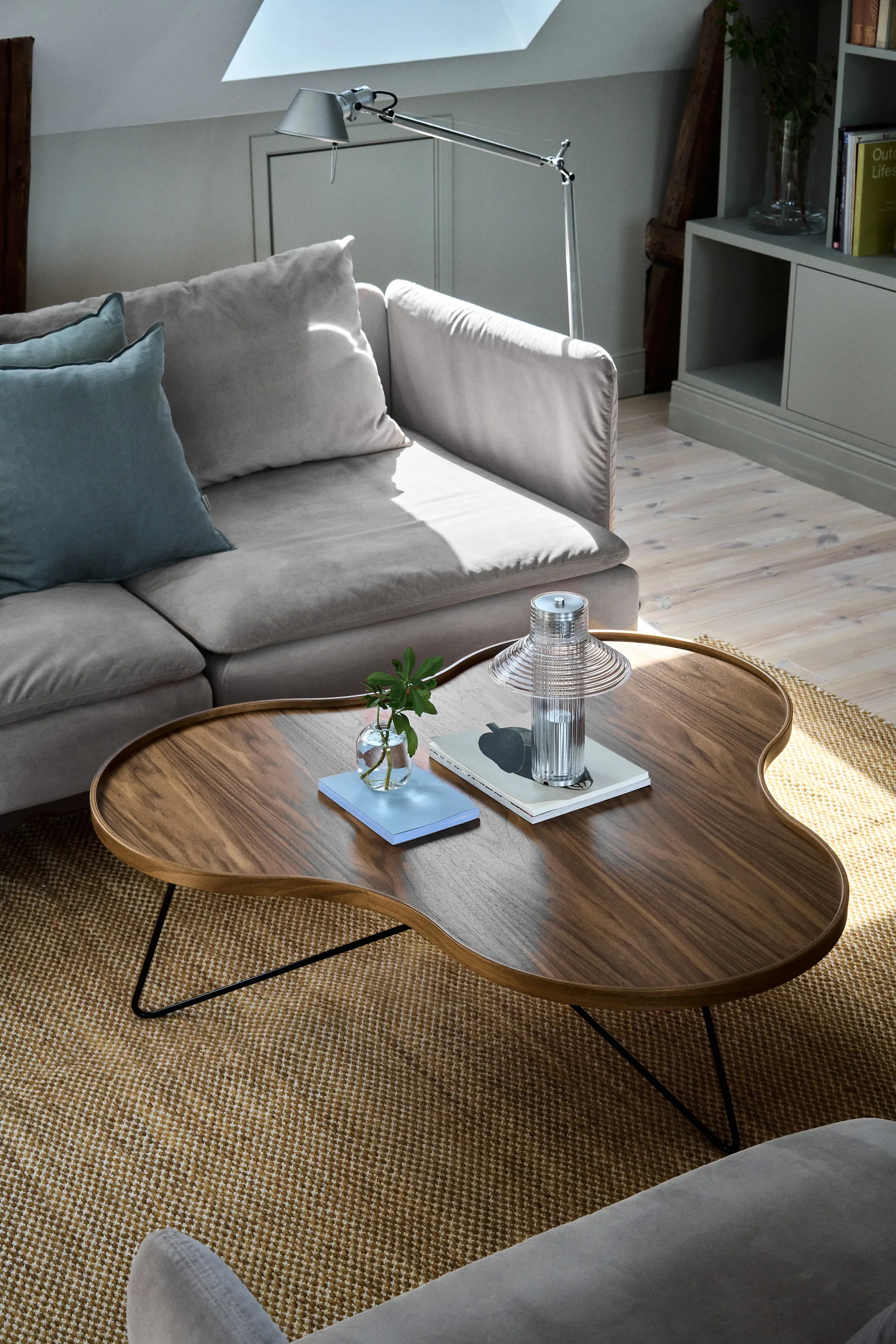 플라워 모노 테이블 스페셜 에디션 107x114 cm, H45 cm-lacquered walnut-black lacquered steel Swedese | 스웨데제