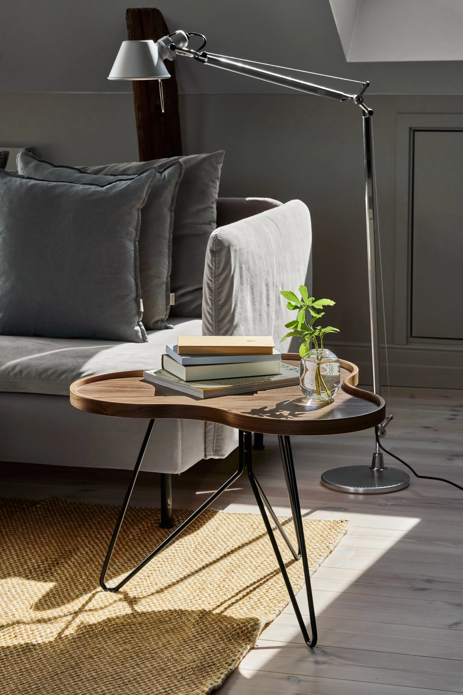 플라워 모노 테이블 스페셜 에디션 62x66 cm, H45 cm-lacquered walnut-black lacquered steel Swedese | 스웨데제