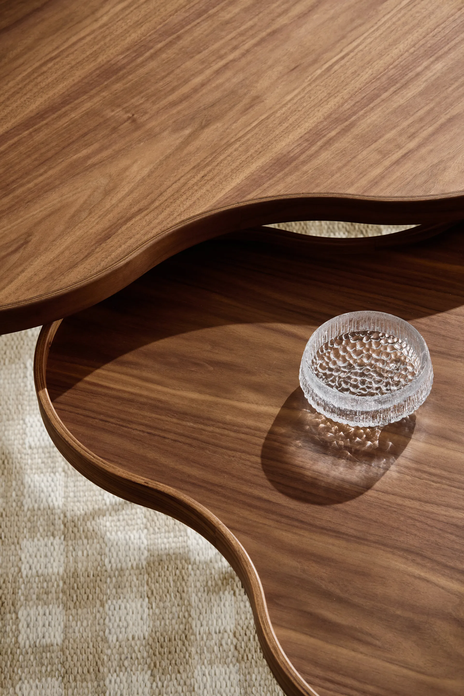 플라워 모노 테이블 스페셜 에디션 84x90 cm, H39 cm-lacquered walnut-black lacquered steel Swedese | 스웨데제