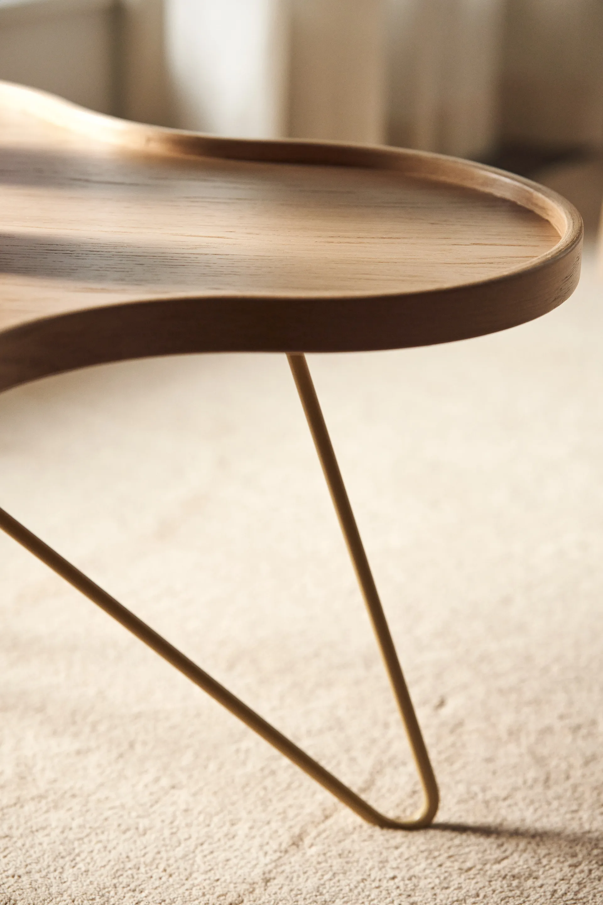 플라워 모노 테이블 84x90 cm, H39 cm Oak laquered Swedese | 스웨데제