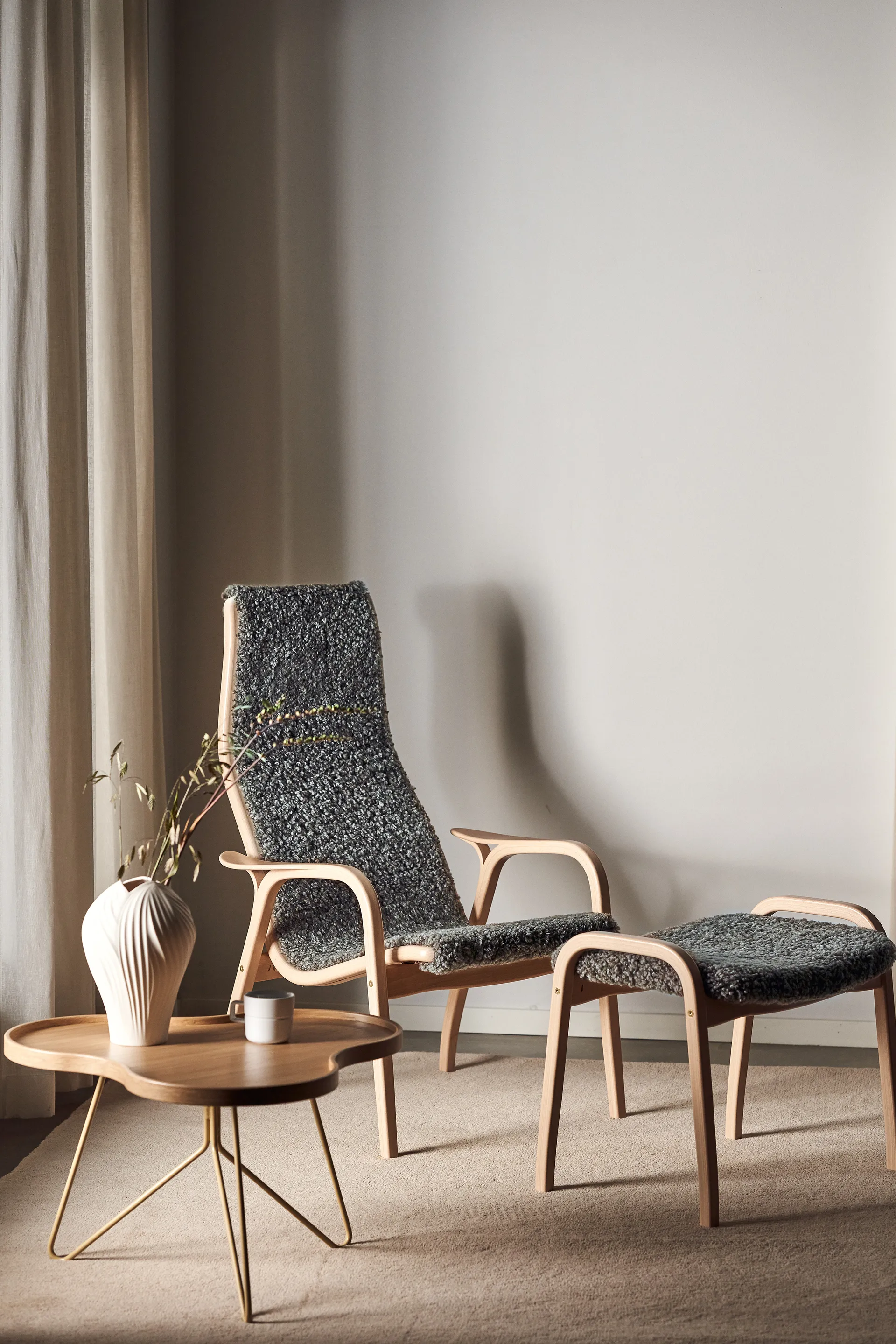 플라워 모노 테이블 84x90 cm, H39 cm Oak laquered Swedese | 스웨데제