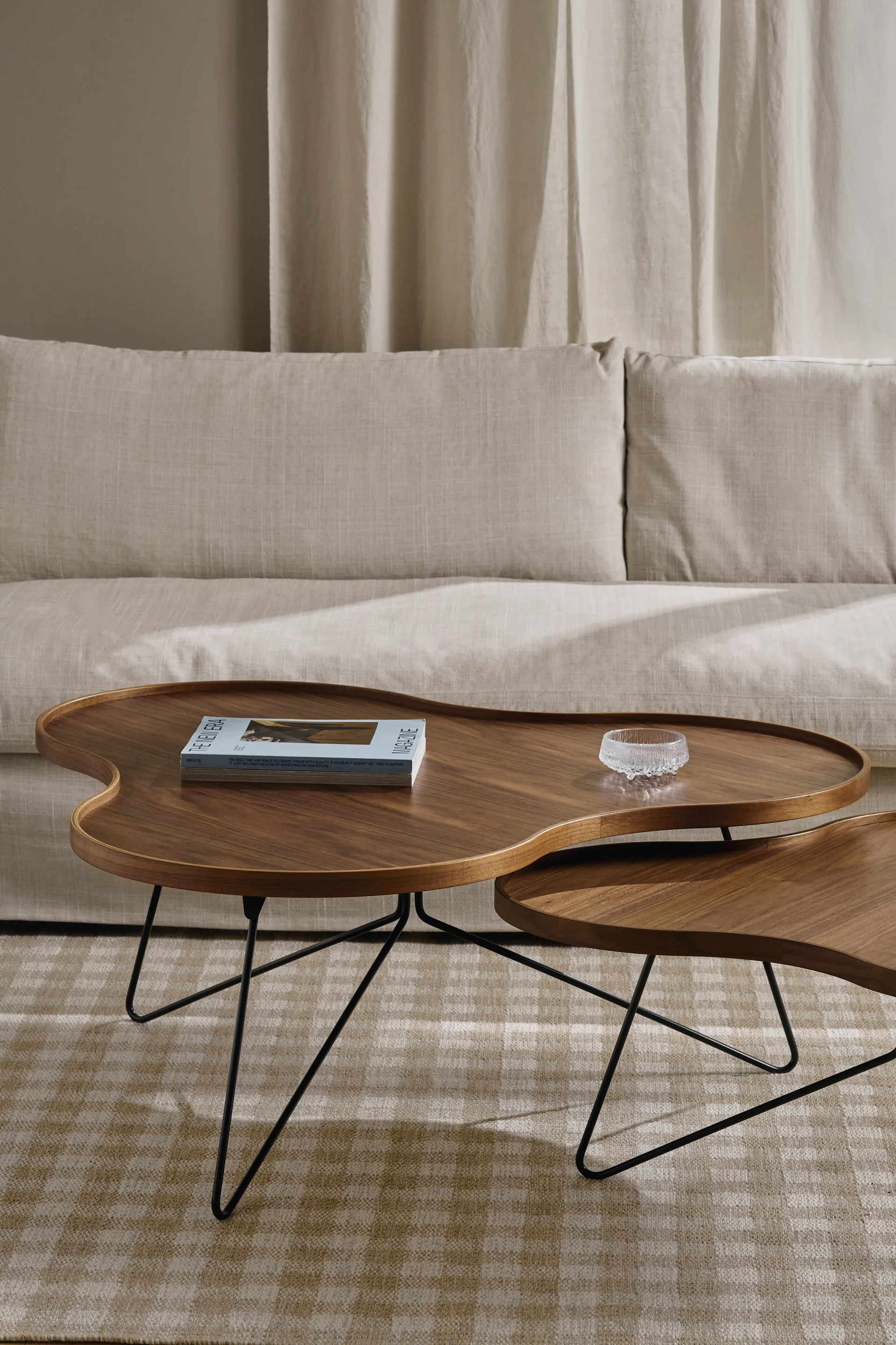 플라워 모노 테이블 스페셜 에디션 84x90 cm, H45 cm-lacquered walnut-black lacquered steel Swedese | 스웨데제