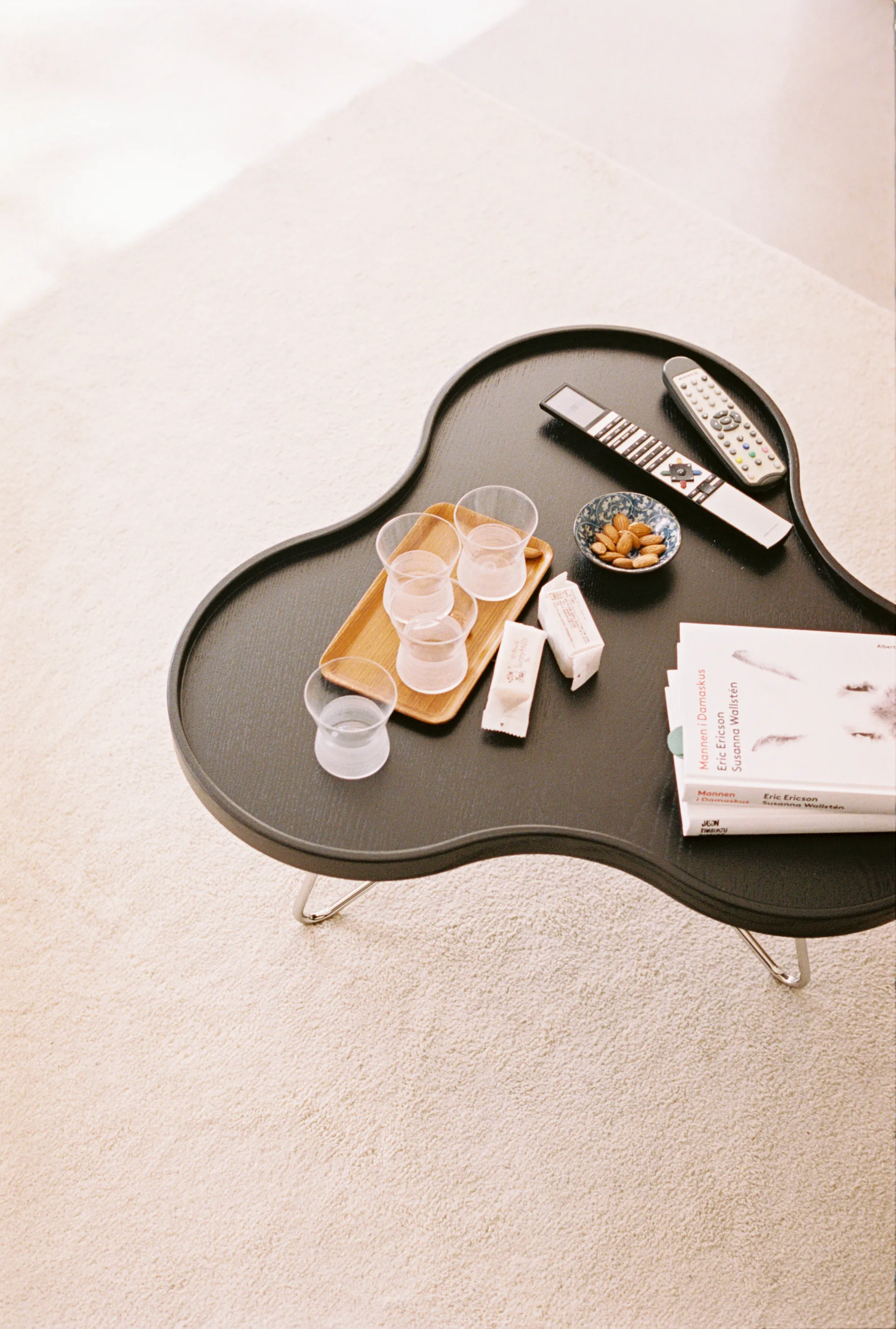 플라워 모노 테이블 84x90 cm, H45 cm 애쉬 블랙 글레이즈드 Swedese | 스웨데제