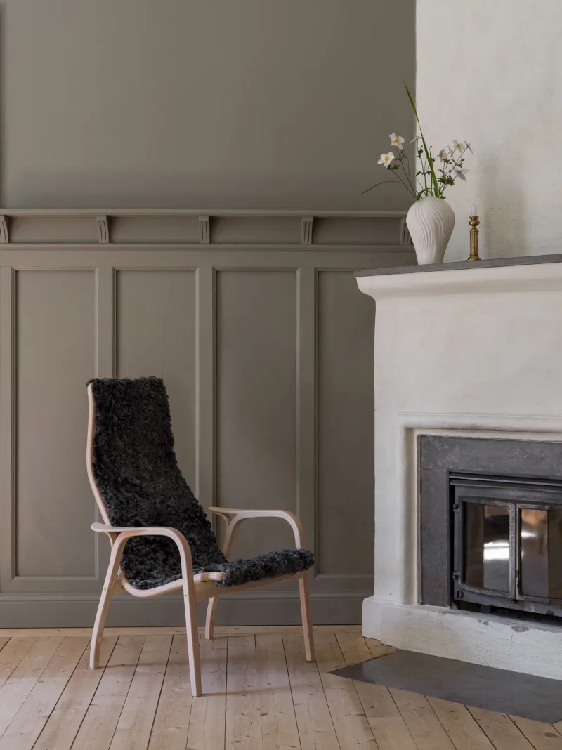 라미노 Anniversary Edition armchair and footstool, 화이트 파인-고틀랜드 양피 Swedese | 스웨데제