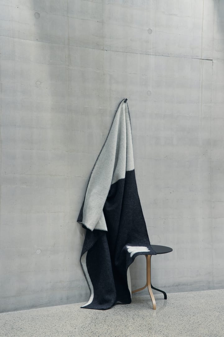 Duality 플래드 130x180 cm - Black-light grey - Swedese | 스웨데제
