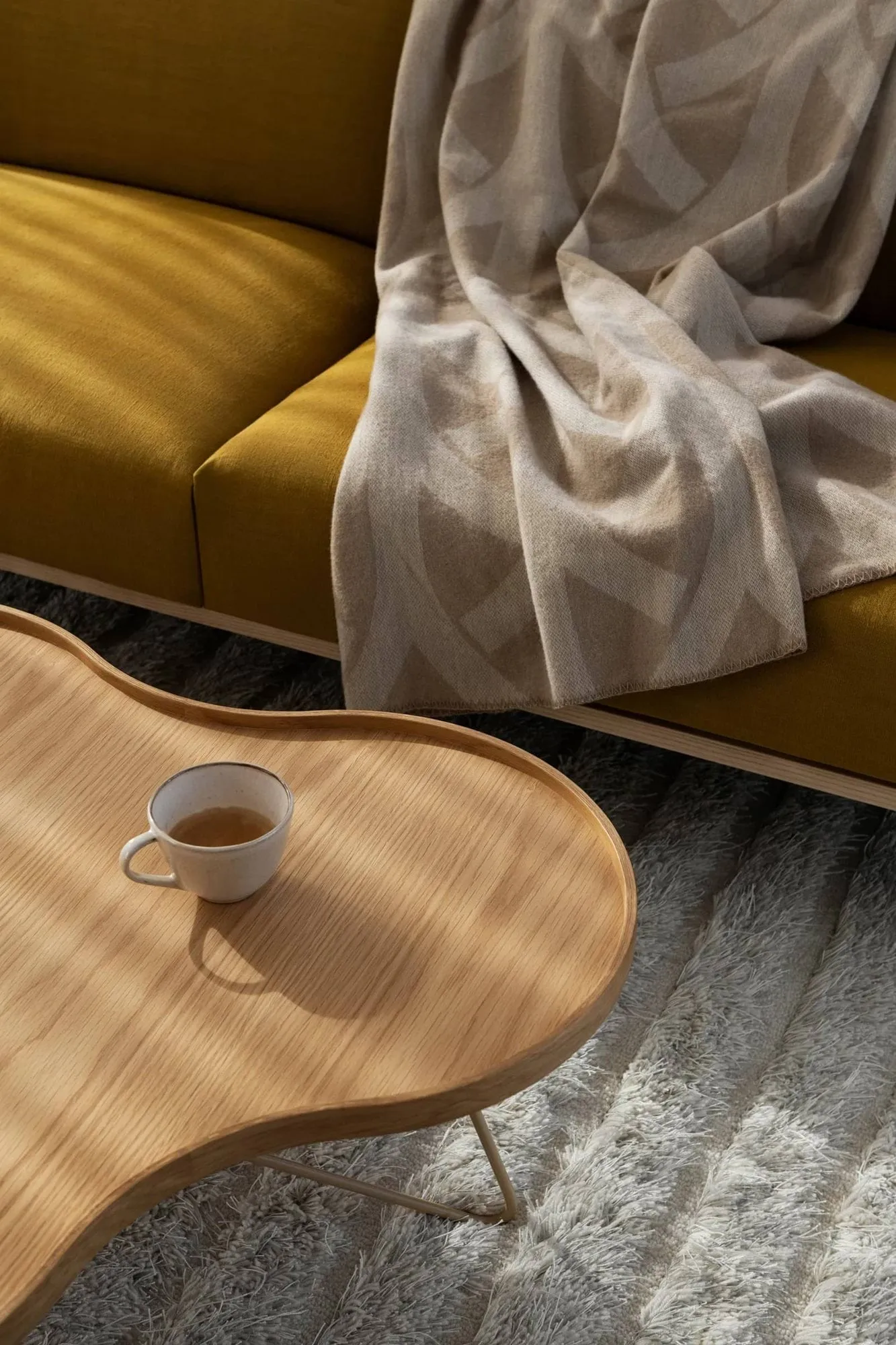 Flower mono 테이블 62x66 cm, H39 lacquered oak-nutmeg RAL1019 Swedese | 스웨데제