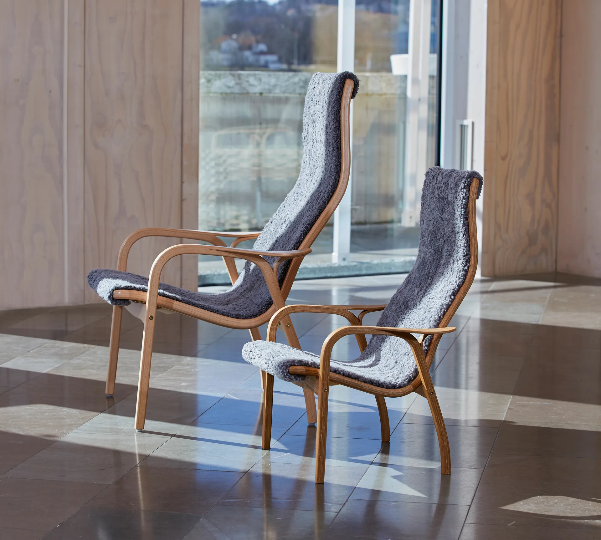 라미노 암체어 래커드 비치/양피, 스칸디나비아 그레이 Swedese | 스웨데제