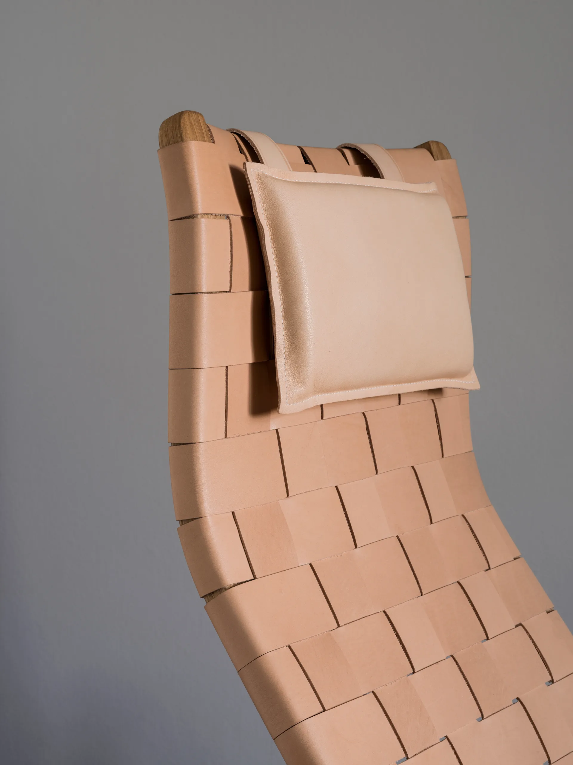 프리모 암체어 하이 & 넥 쿠션 오일드 오크, 벨트 가죽 브라운 레드 Swedese | 스웨데제