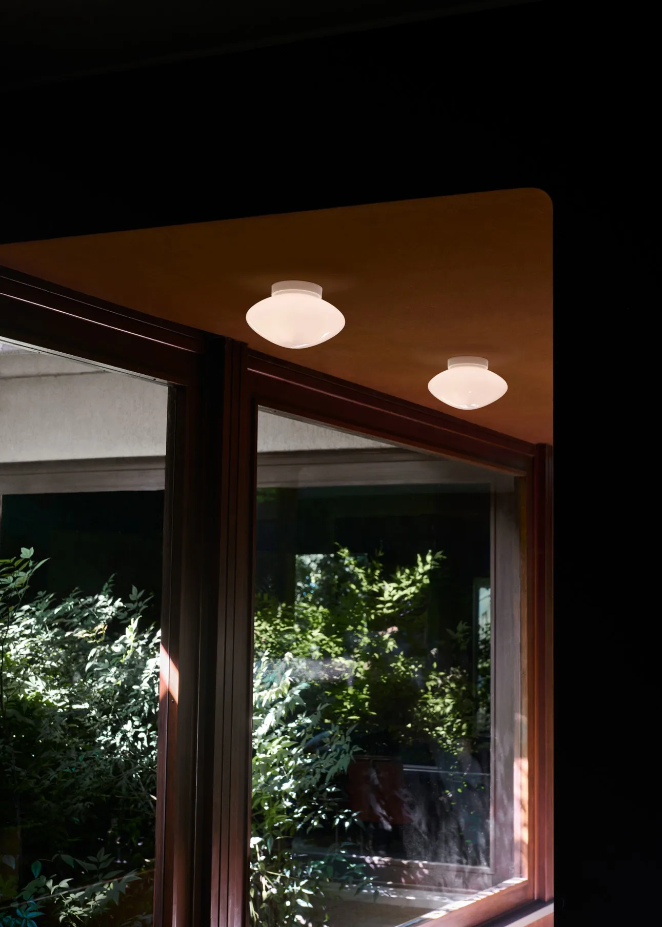 미스트 AP22 실링/벽 조명 Ø25 cm, White-opal glass &Tradition | 앤트레디션