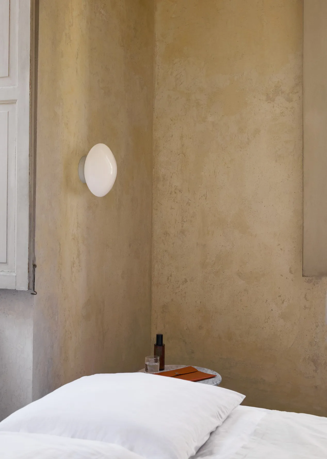 미스트 AP22 실링/벽 조명 Ø25 cm, White-opal glass &Tradition | 앤트레디션