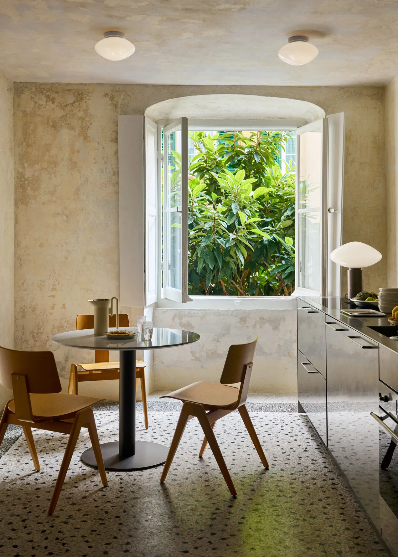 미스트 AP22 실링/벽 조명 Ø25 cm, White-opal glass &Tradition | 앤트레디션