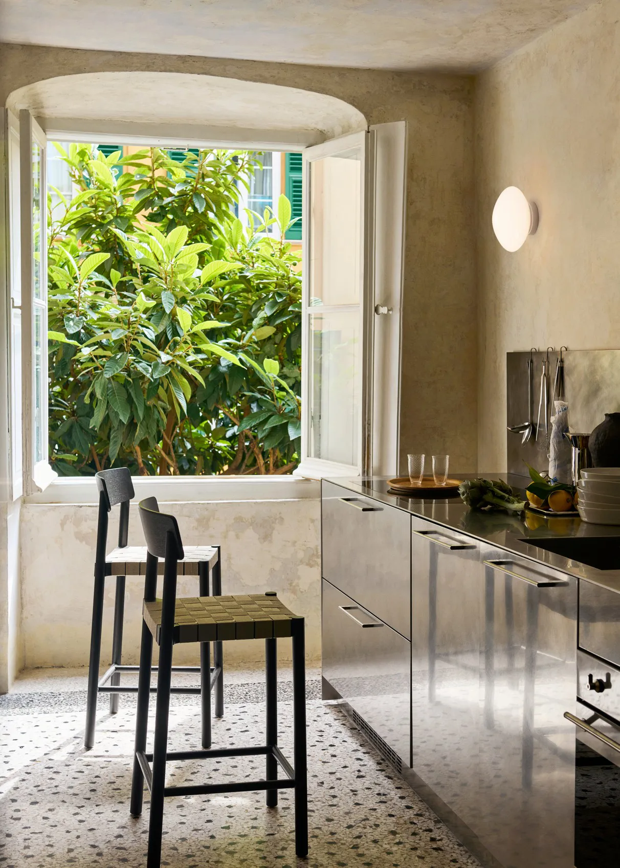 미스트 AP22 실링/벽 조명 Ø25 cm, White-opal glass &Tradition | 앤트레디션