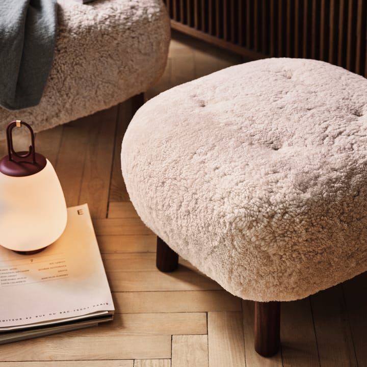 리틀 페트라 ATD1 풋스툴, Sheepskin moonlight-oiled walnut legs &Tradition | 앤트레디션