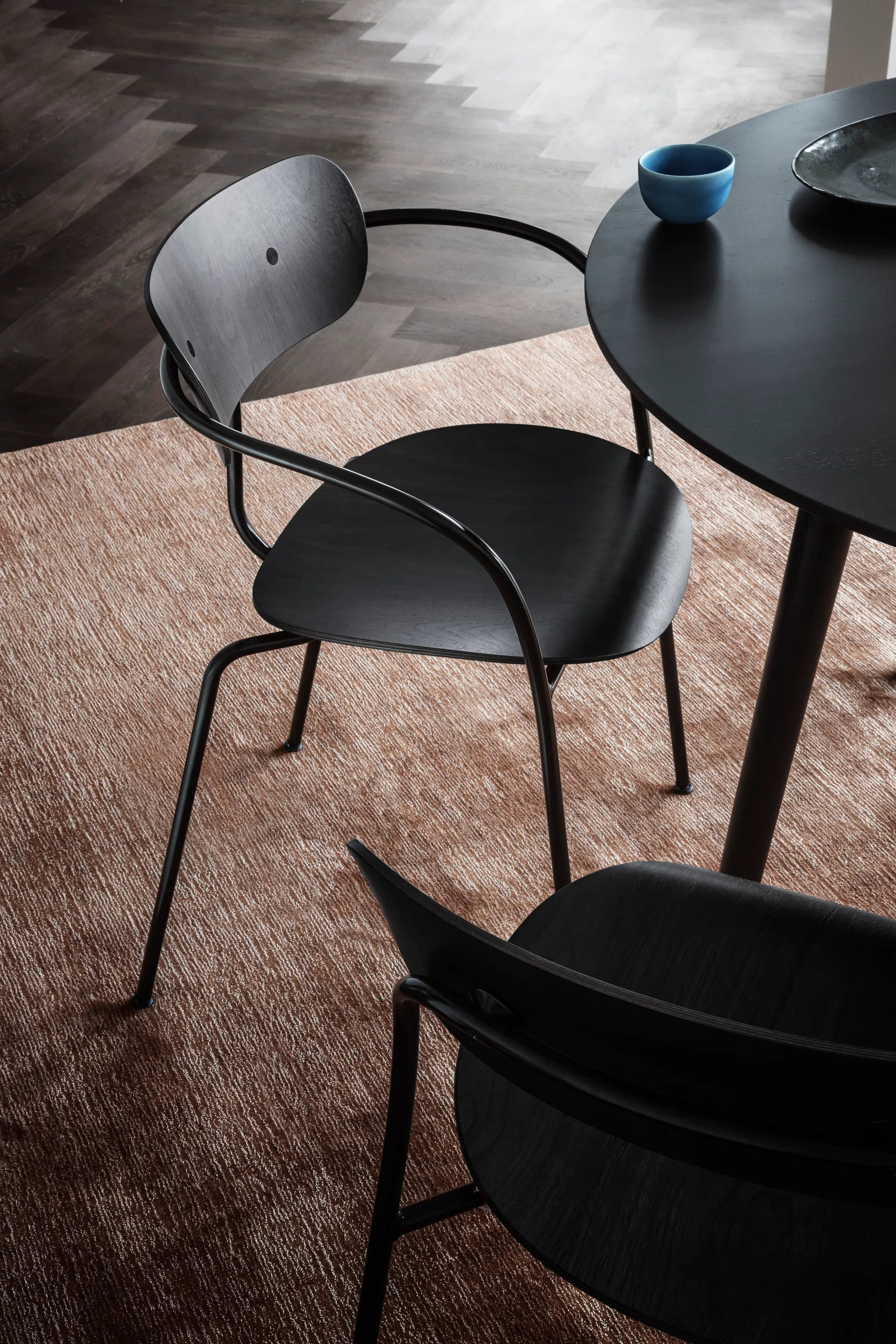 파빌리온 의자 AV2, Black lacquered oak &Tradition | 앤트레디션