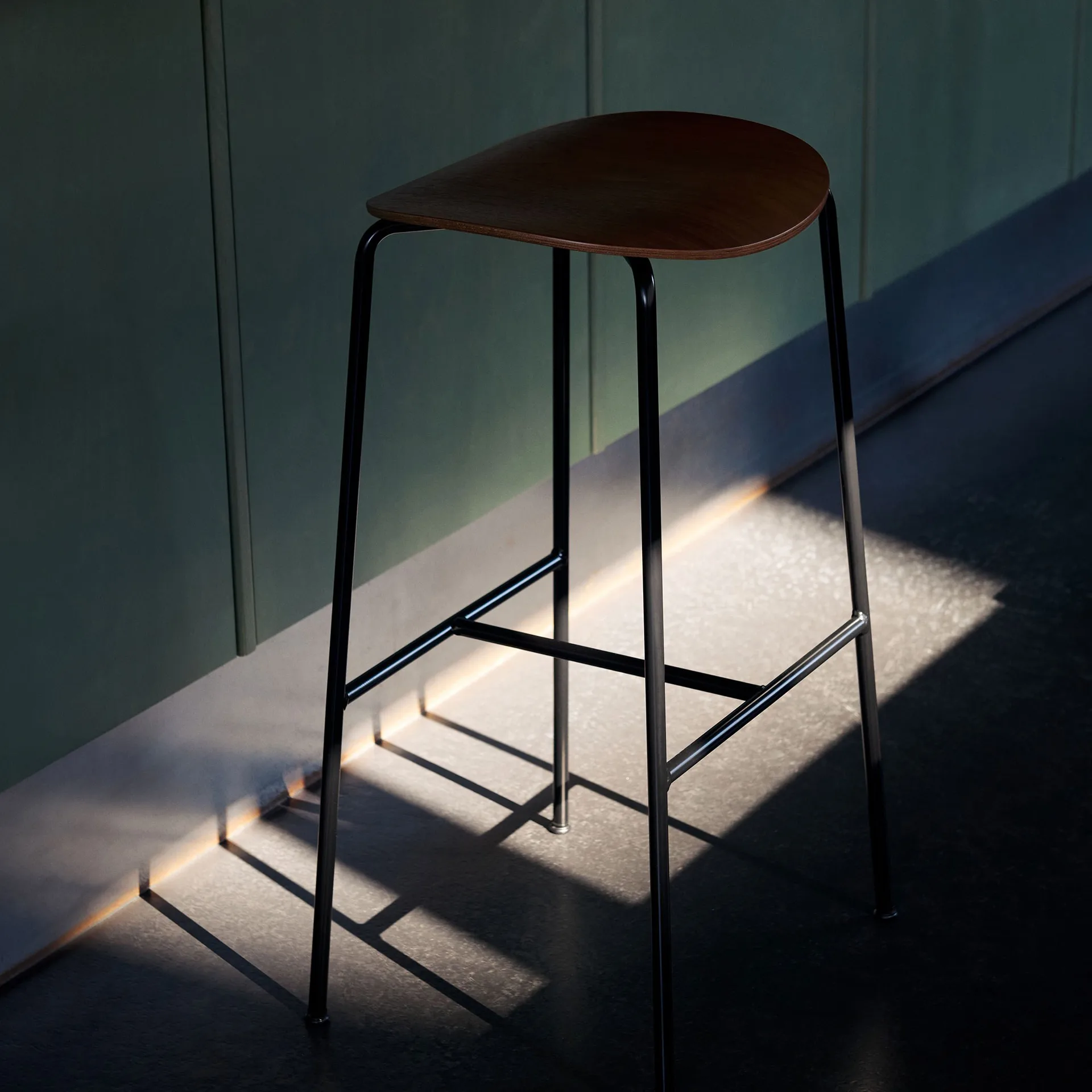 파빌리온 AV37 카운터 스툴 68 cm, Black-lacquered oak &Tradition | 앤트레디션