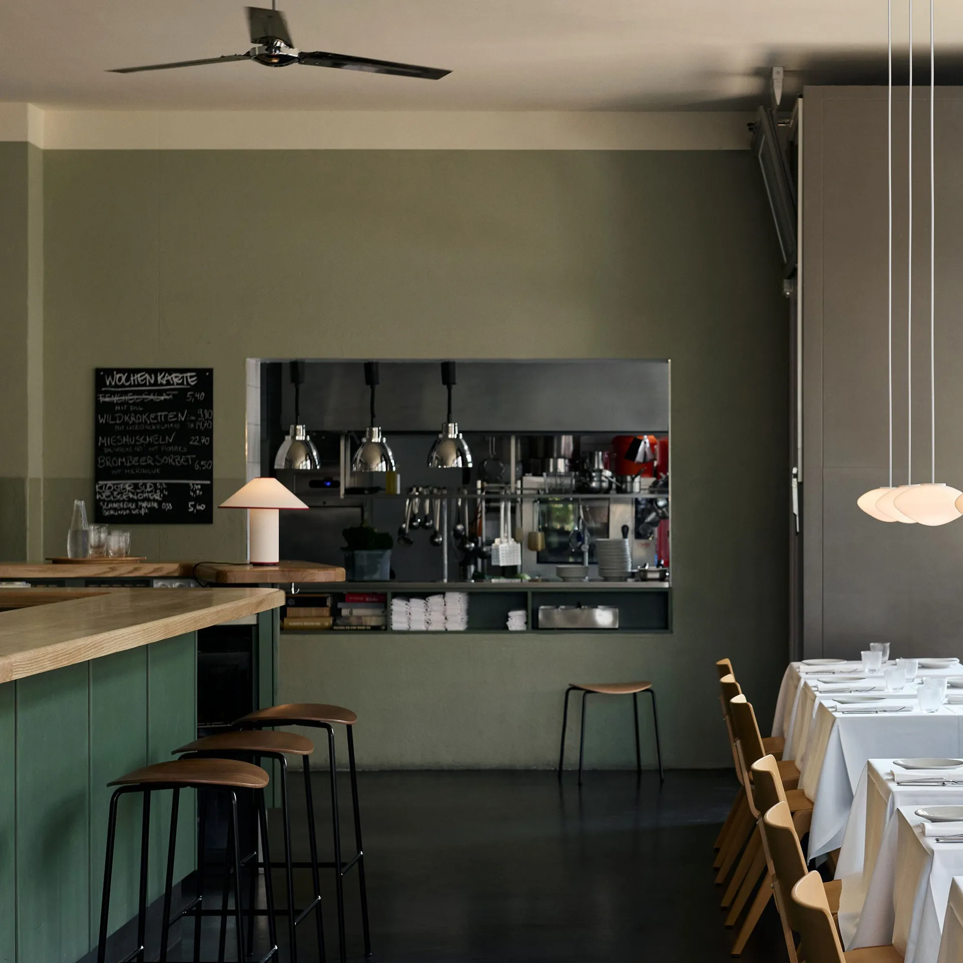 파빌리온 AV37 카운터 스툴 68 cm, Black-lacquered oak &Tradition | 앤트레디션