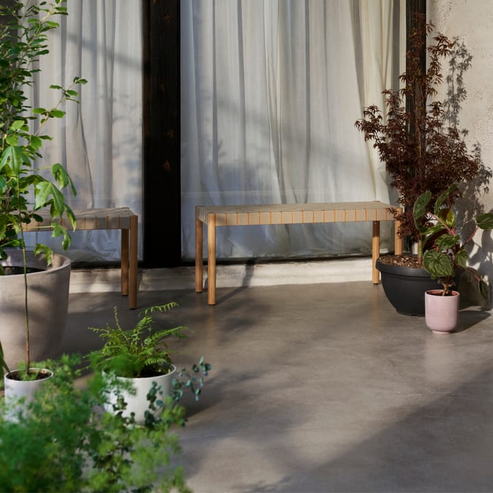 Betty TK4 벤치, Black. natural braided linen seat &Tradition | 앤트레디션