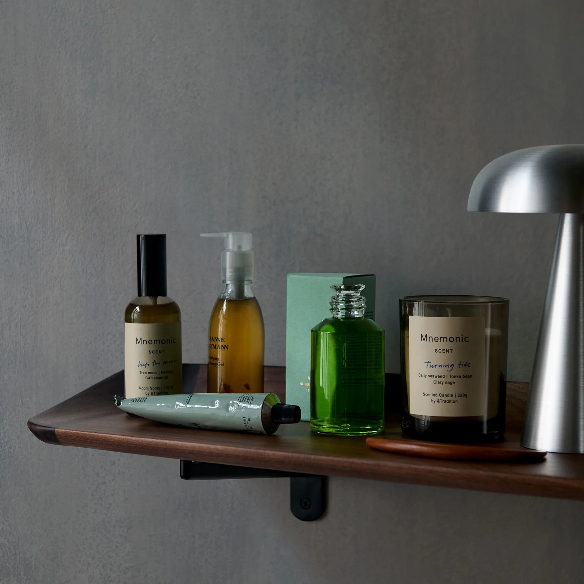 길드 HM14 선반 75 cm, Solid lacquered walnut &Tradition | 앤트레디션