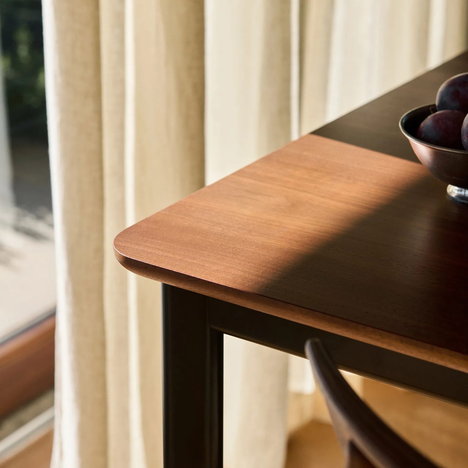 드립 HW115 다이닝 테이블 83x143 cm, Black frame-clear lacq. walnut &Tradition | 앤트레디션