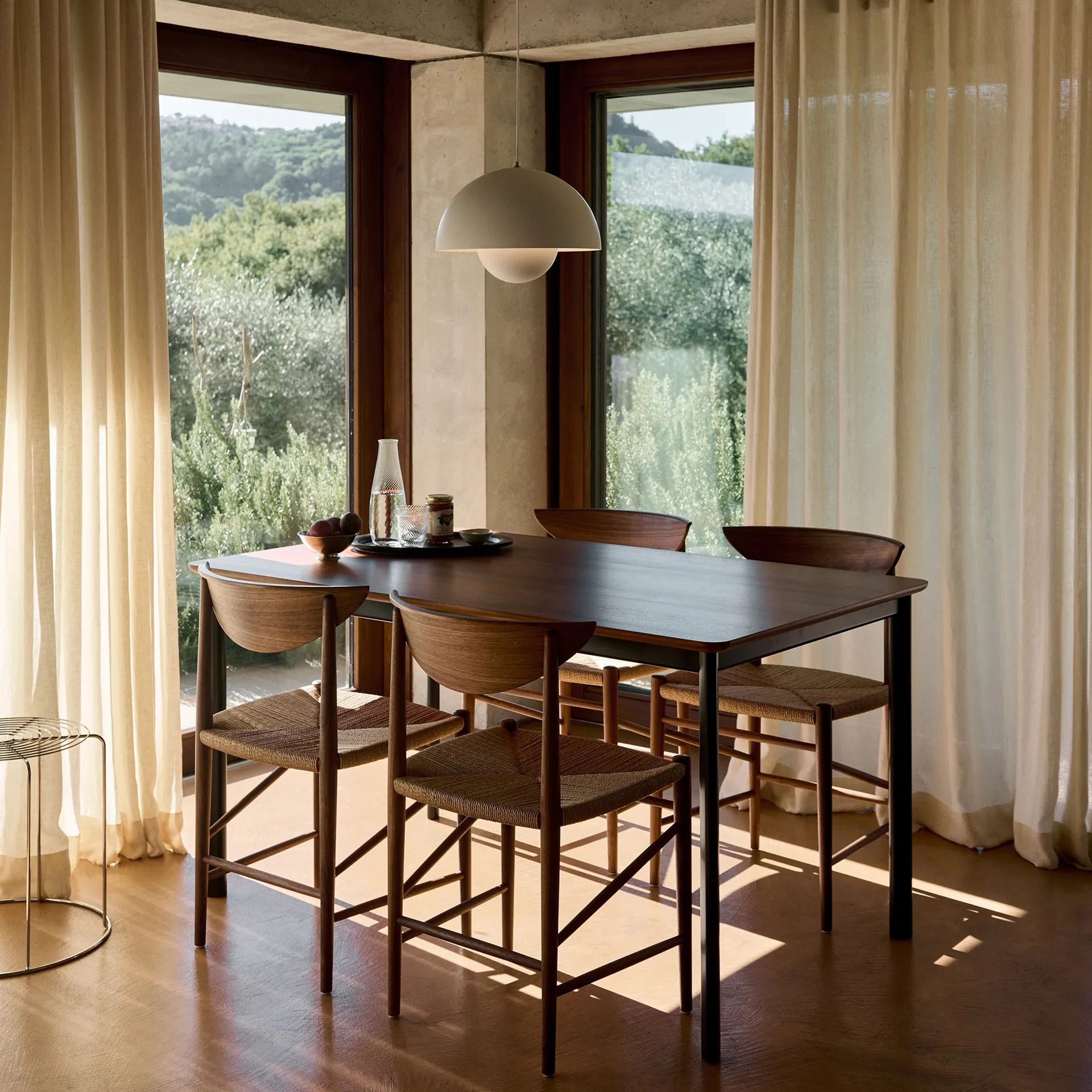 드립 HW115 다이닝 테이블 83x143 cm, Black frame-clear lacq. walnut &Tradition | 앤트레디션