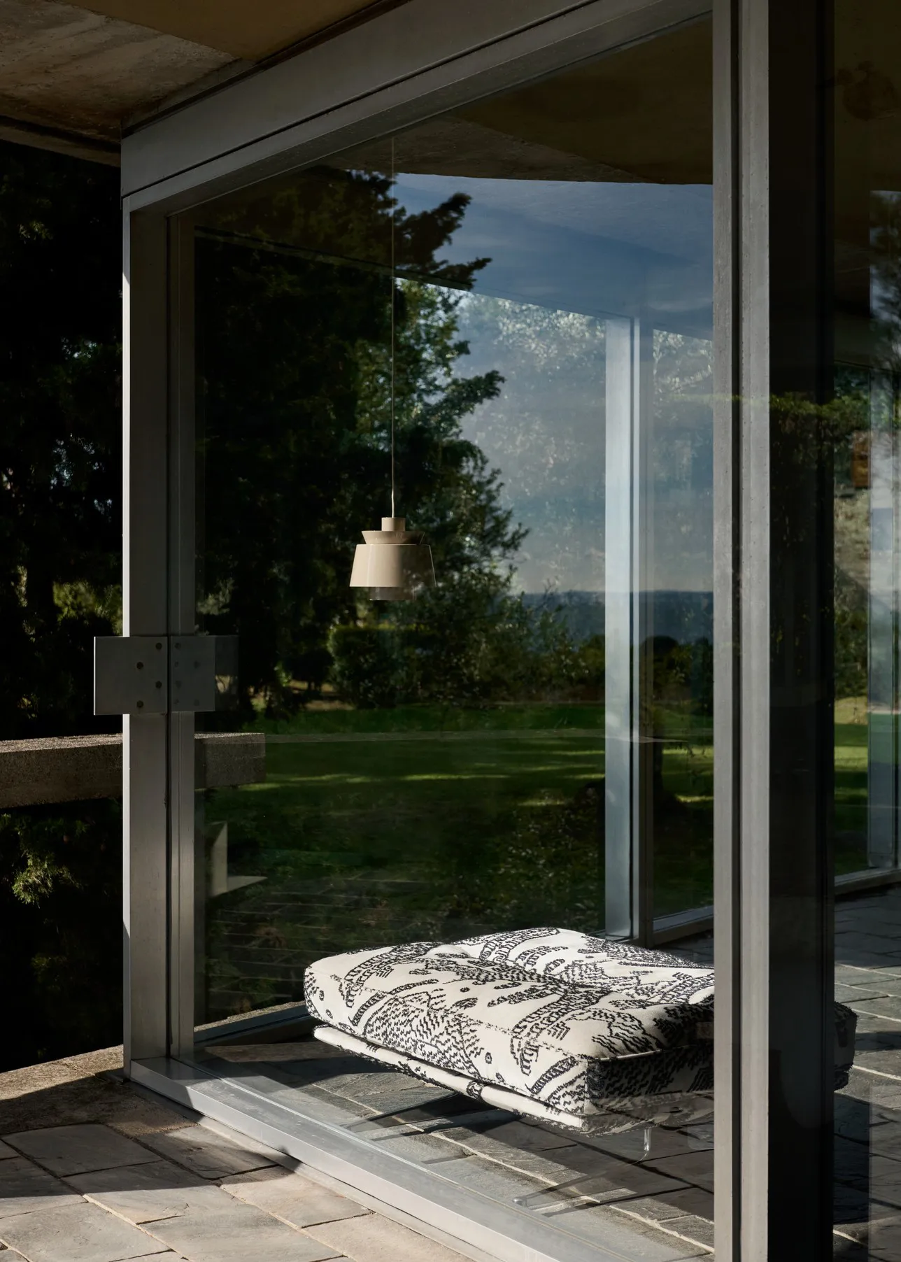 우트존 펜던트 조명 JU1, Grey beige, Ø22 cm &Tradition | 앤트레디션