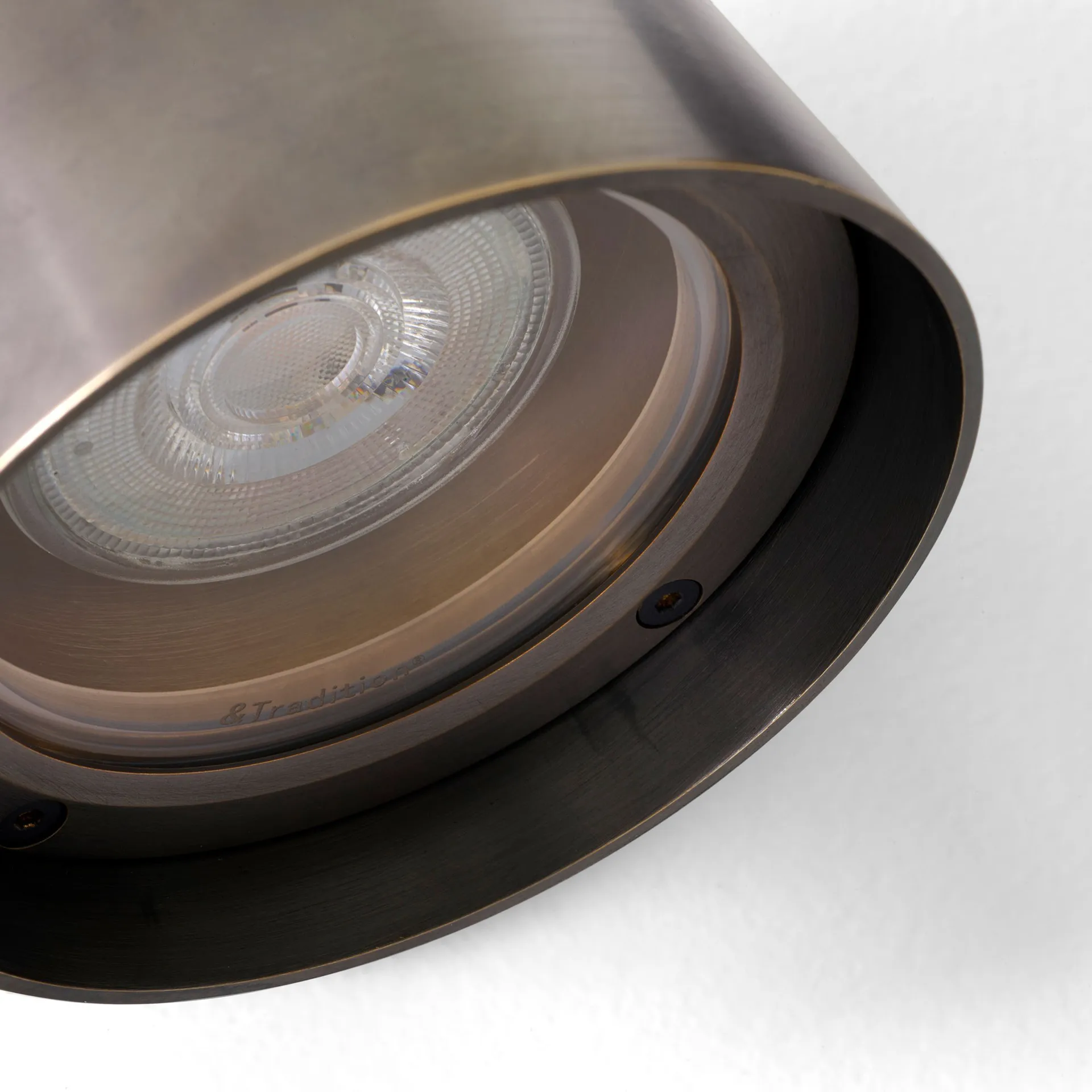 솔리드 SC105 벽 조명, Bronzed brass &Tradition | 앤트레디션