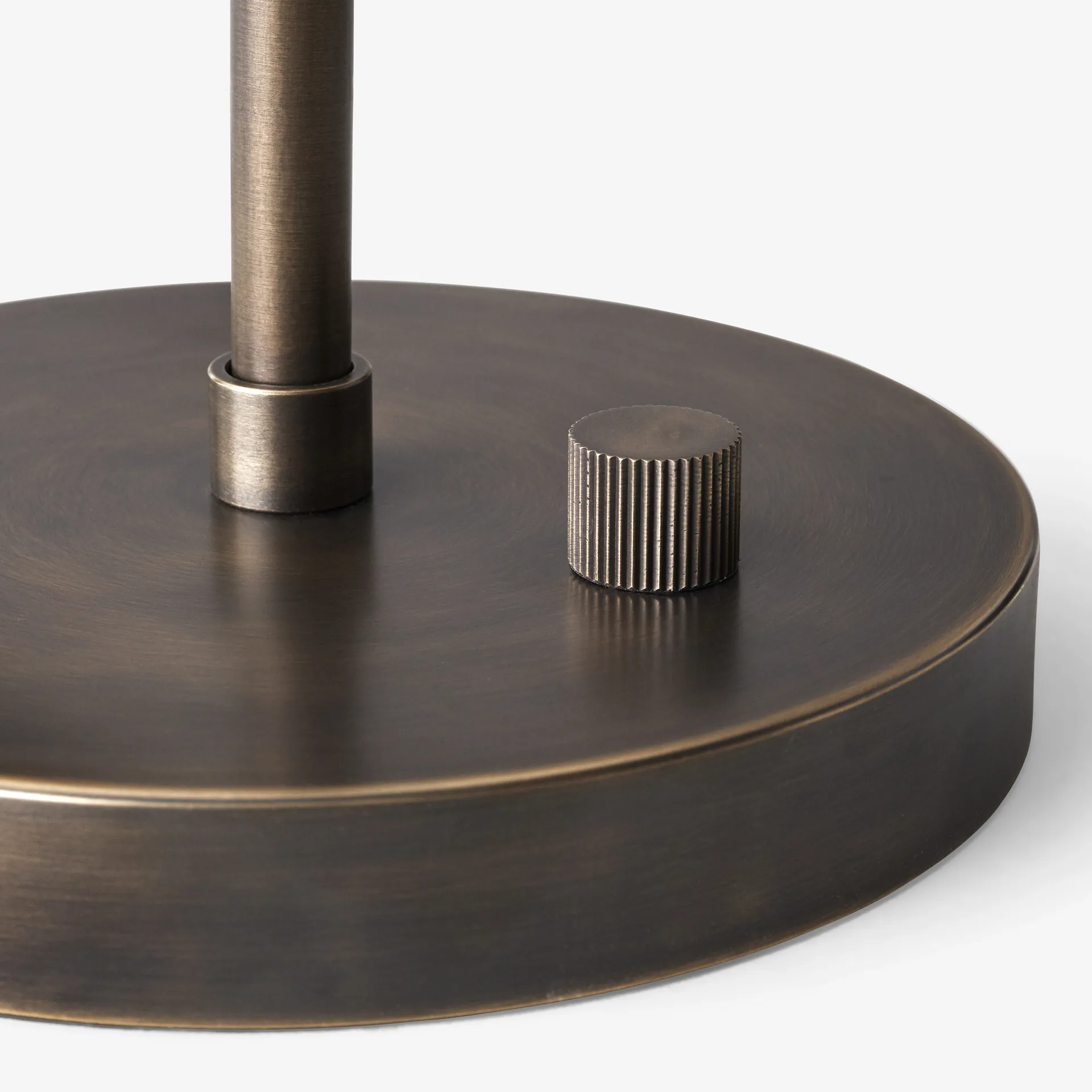 코펜하겐 테이블 조명 SC13, opal glass-brass &Tradition | 앤트레디션